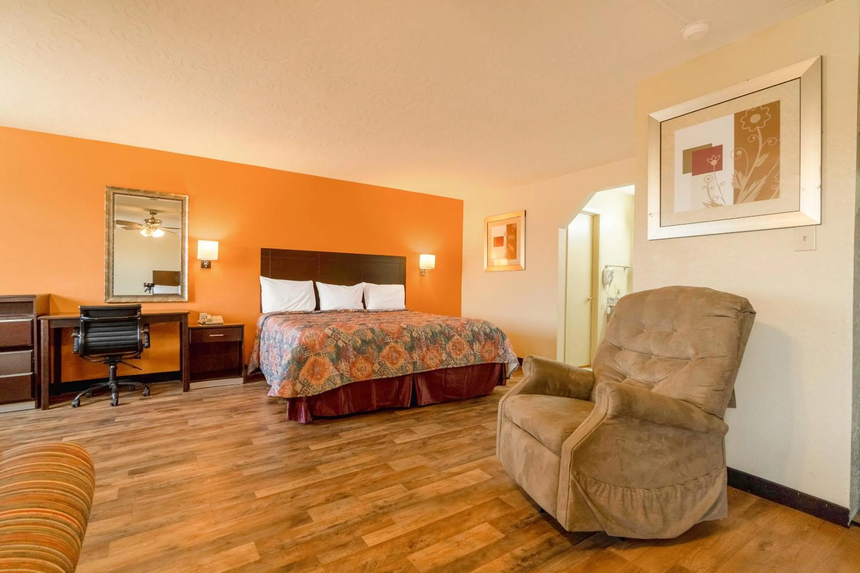 Bedroom in Stamford Inn By OYO