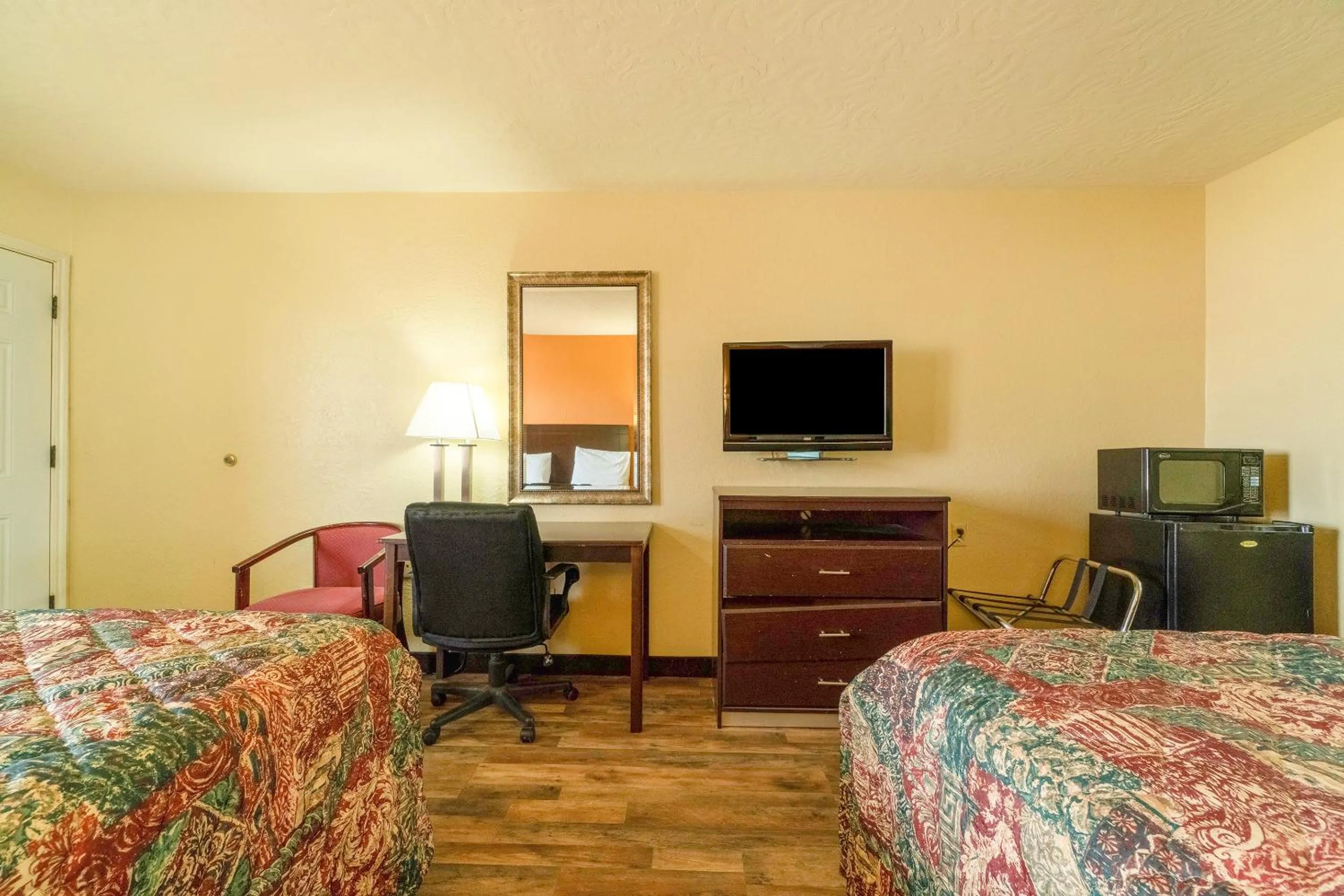 Bedroom in Stamford Inn By OYO