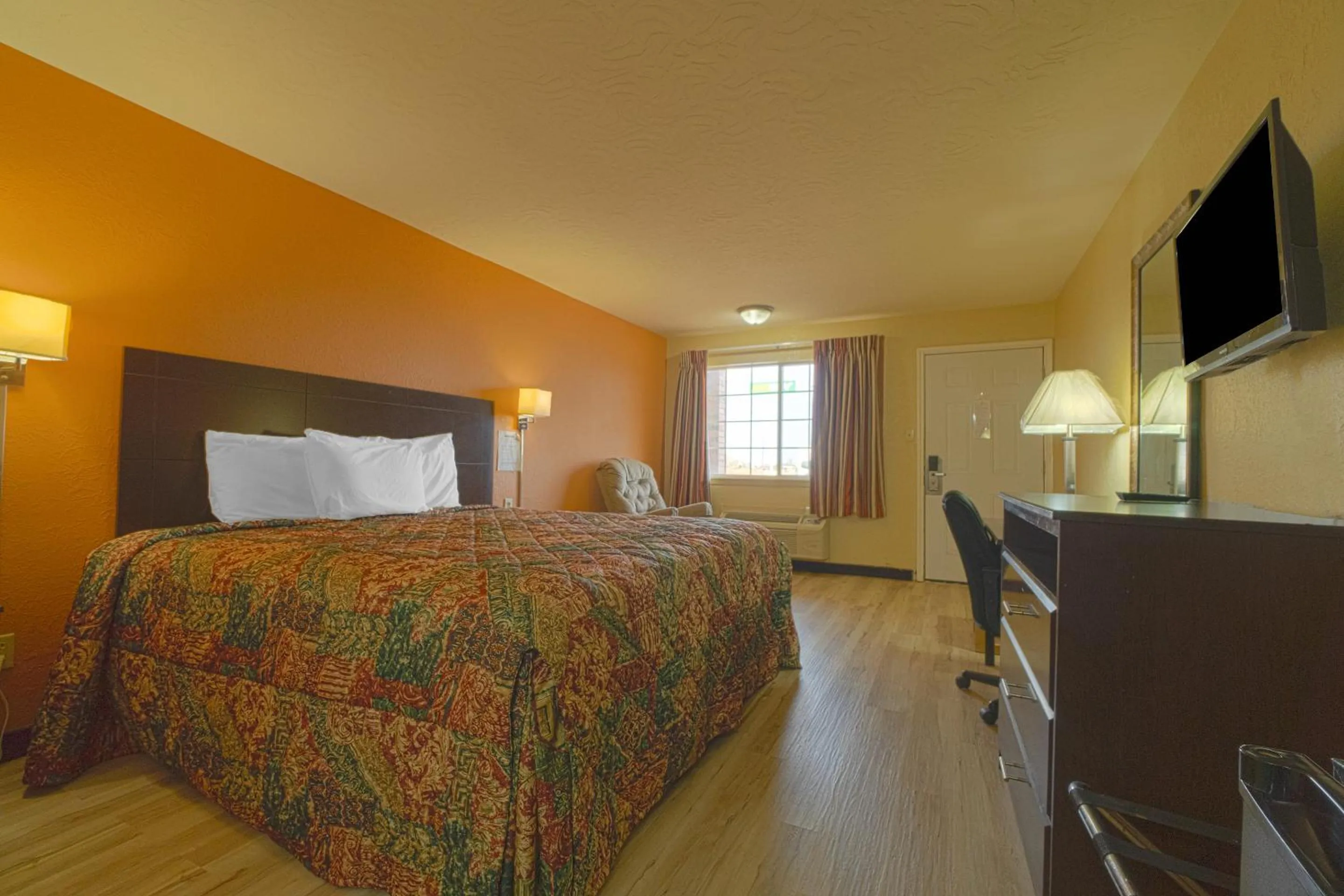 Bedroom in Stamford Inn By OYO