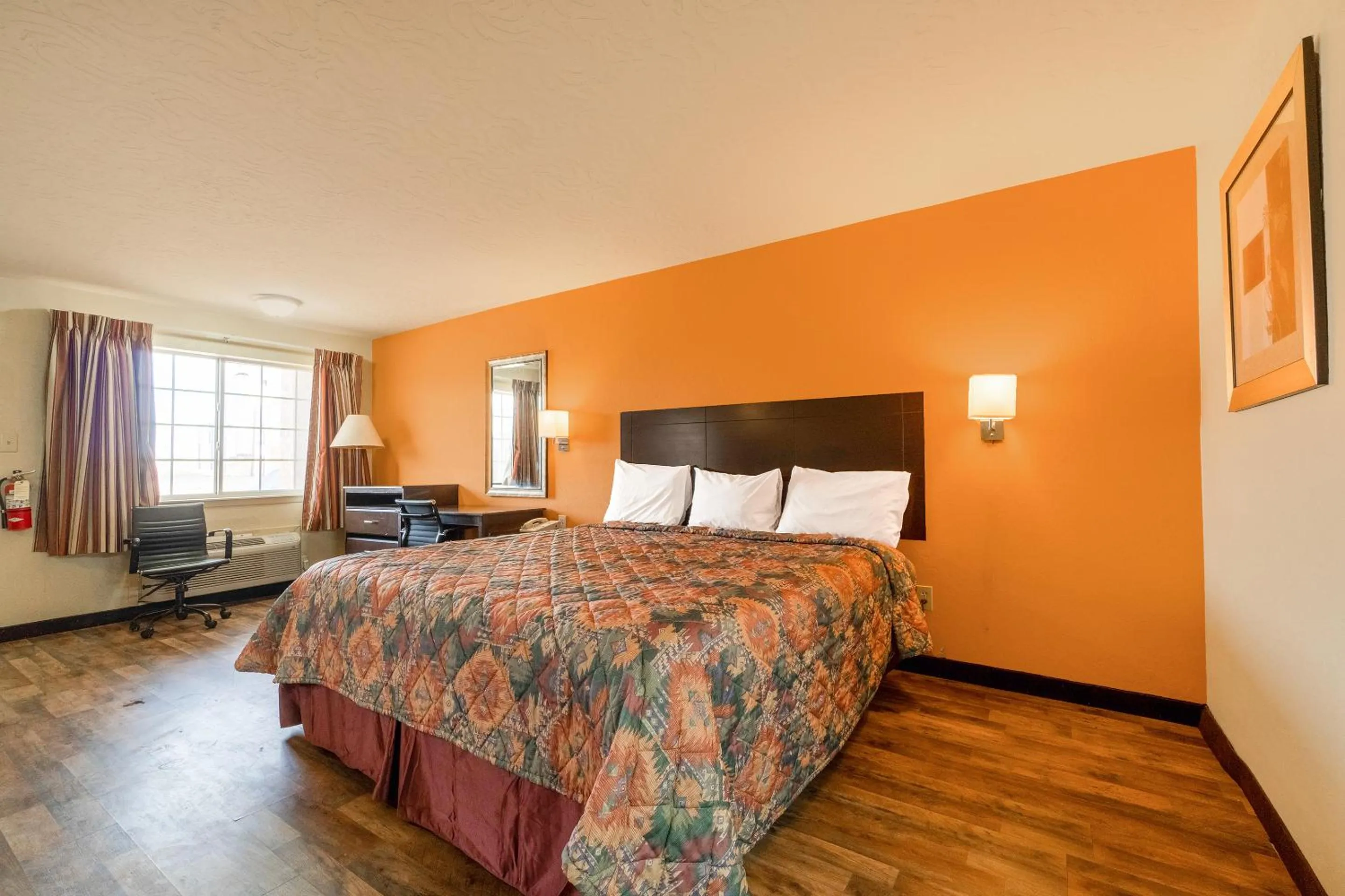 Bedroom in Stamford Inn By OYO