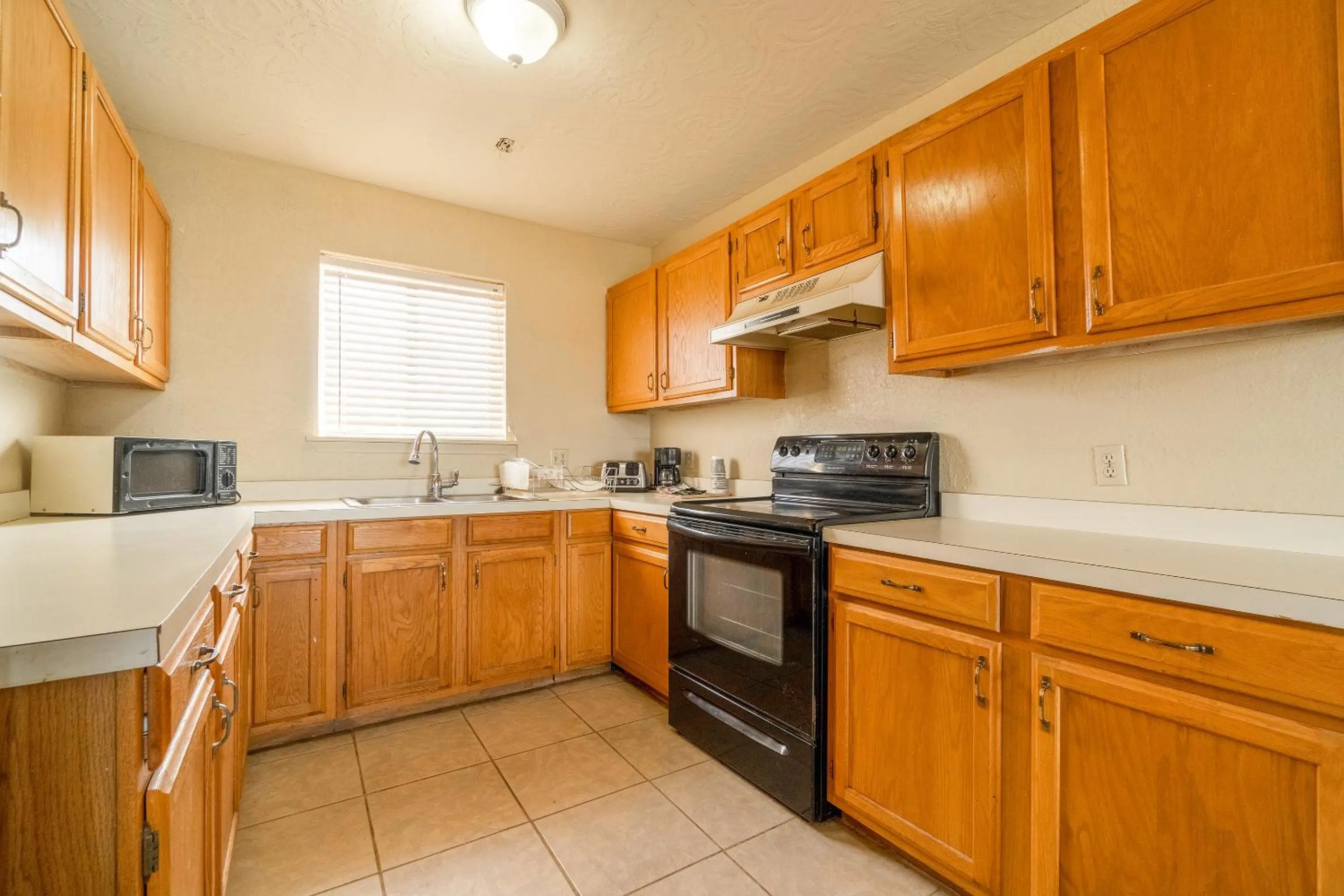 Kitchen or kitchenette in Stamford Inn By OYO