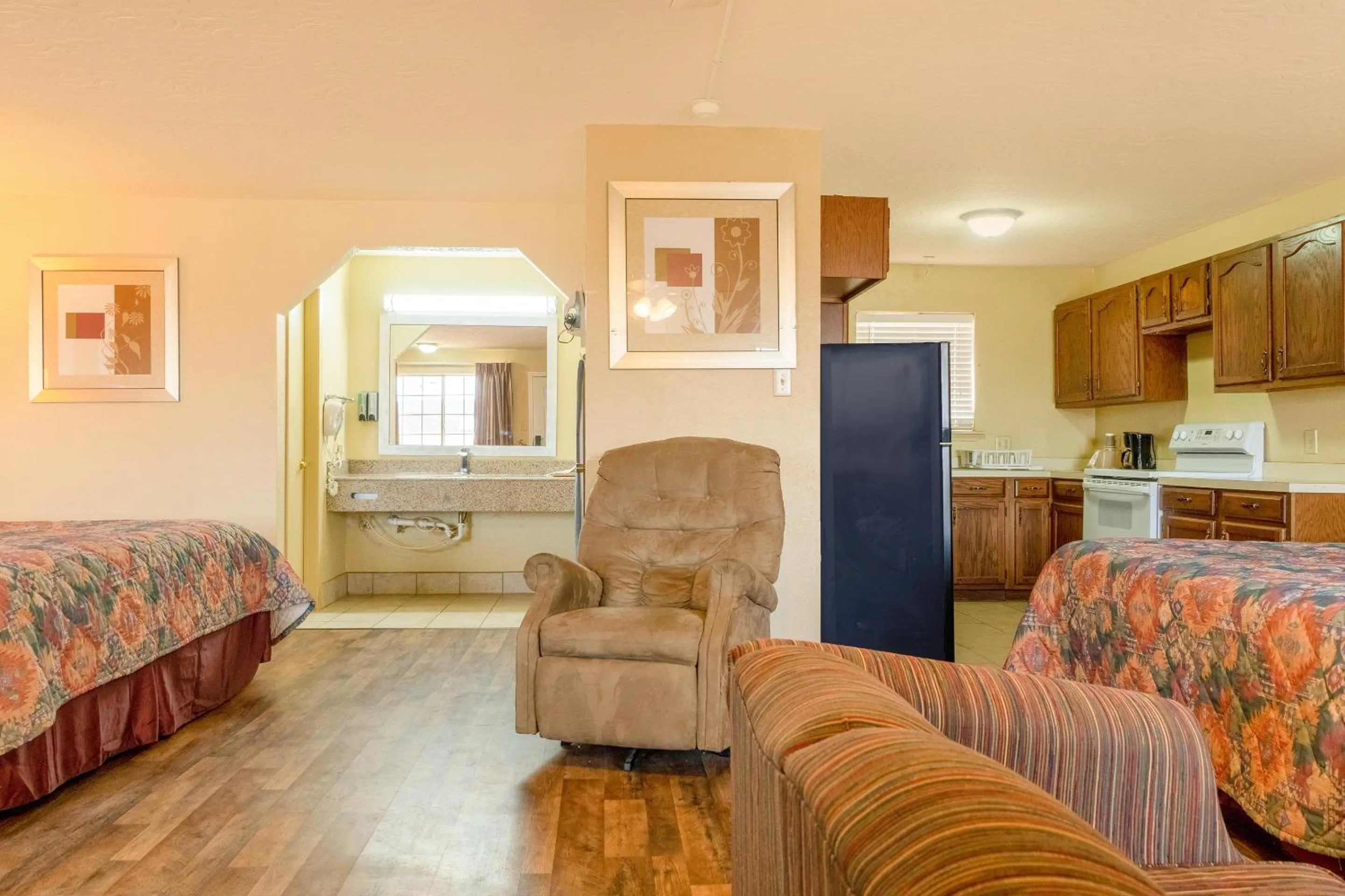 Bedroom in Stamford Inn By OYO