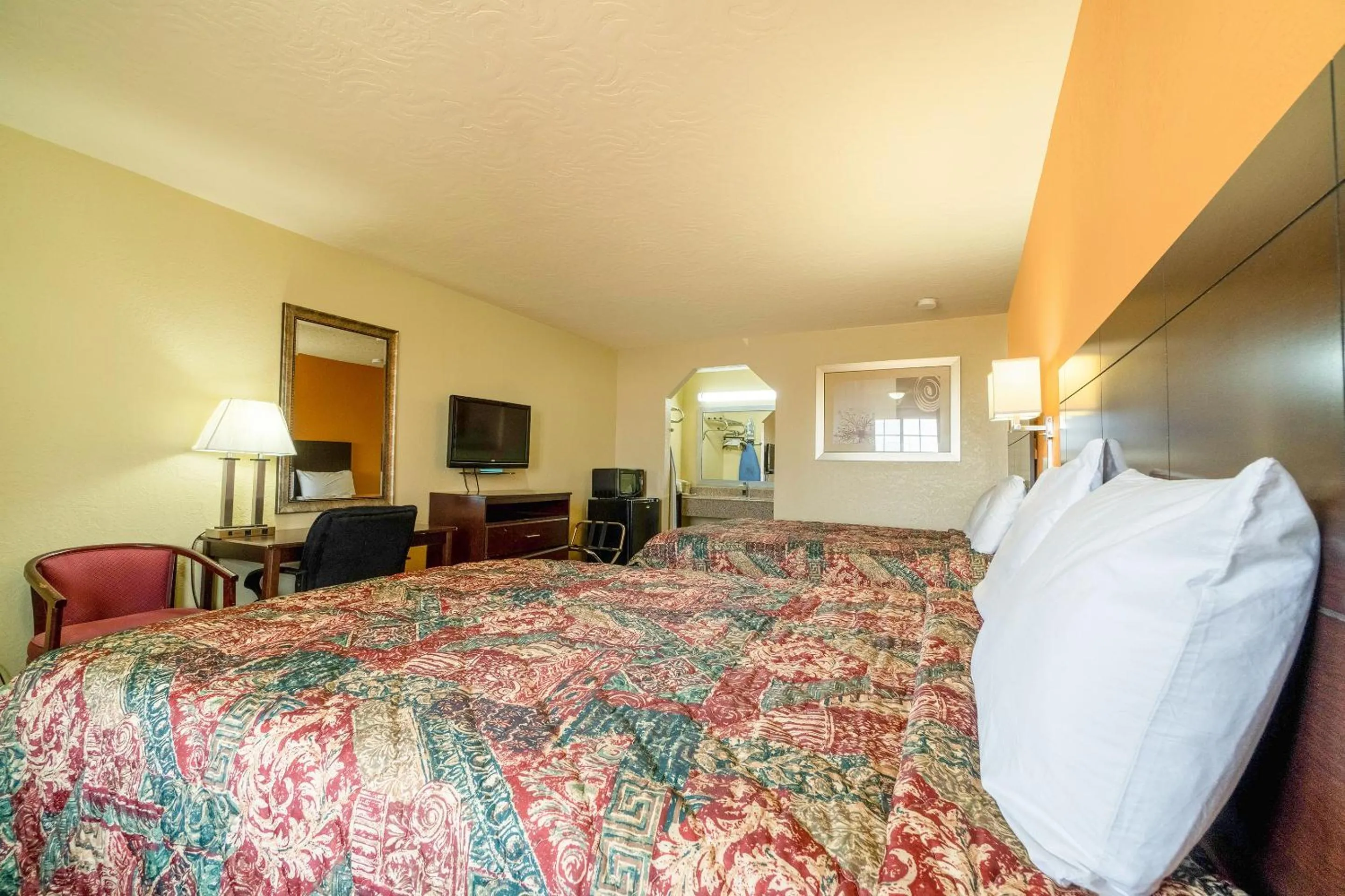 Bedroom in Stamford Inn By OYO