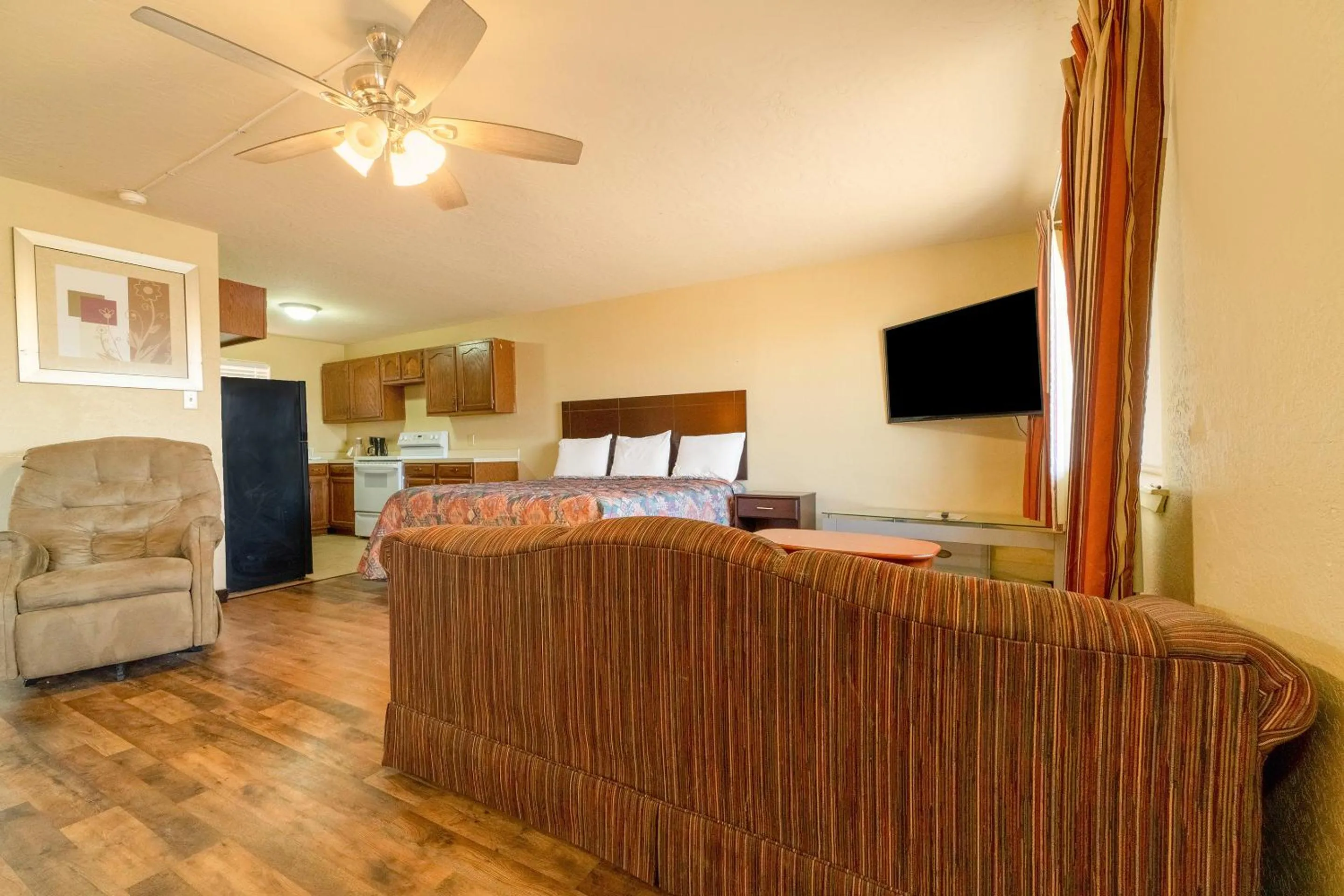 Bedroom in Stamford Inn By OYO