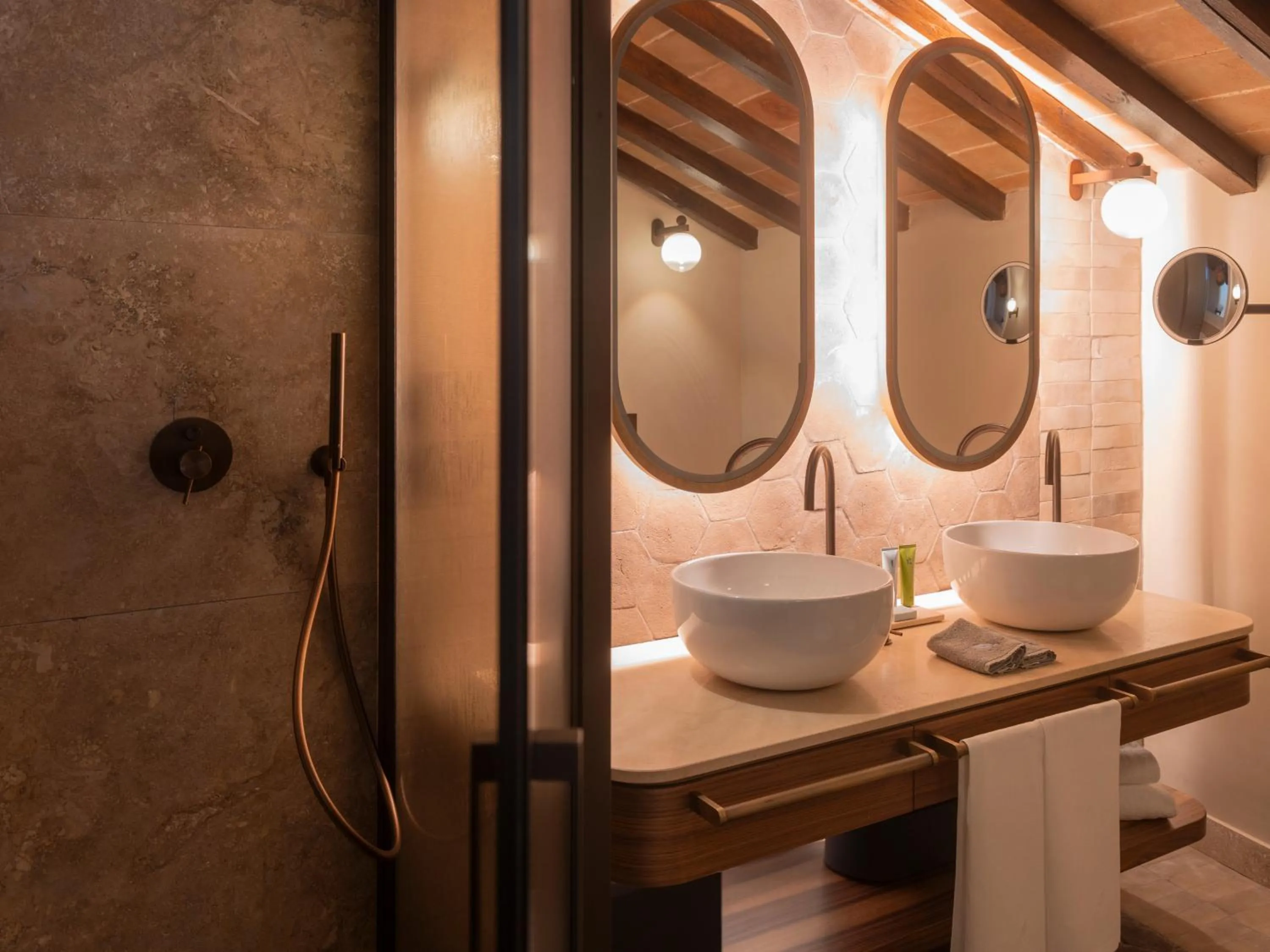 Shower in Borgo Dei Conti Resort Relais & Chateaux