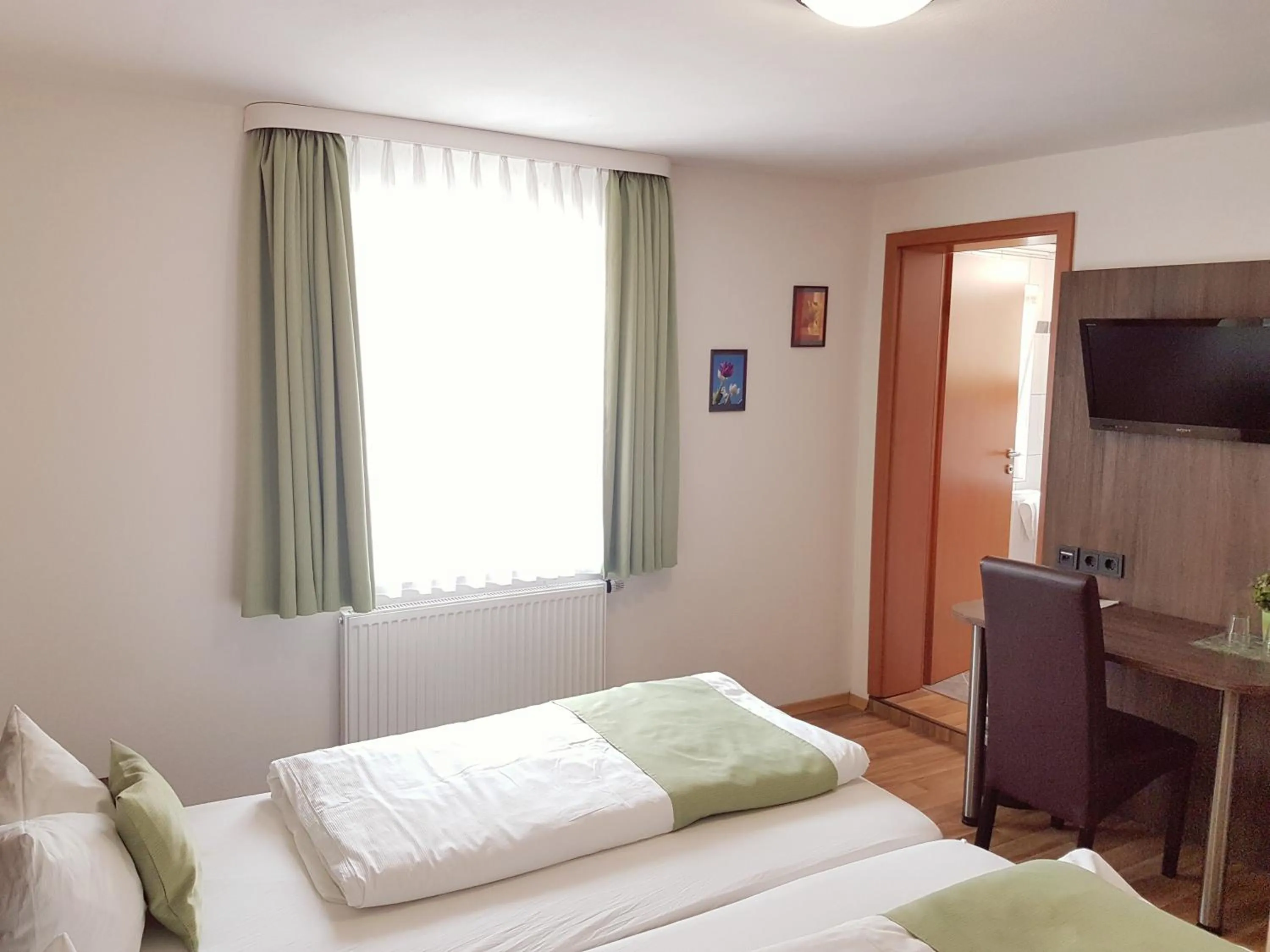 Photo of the whole room, Bed in Hotel Garni Goldene Traube