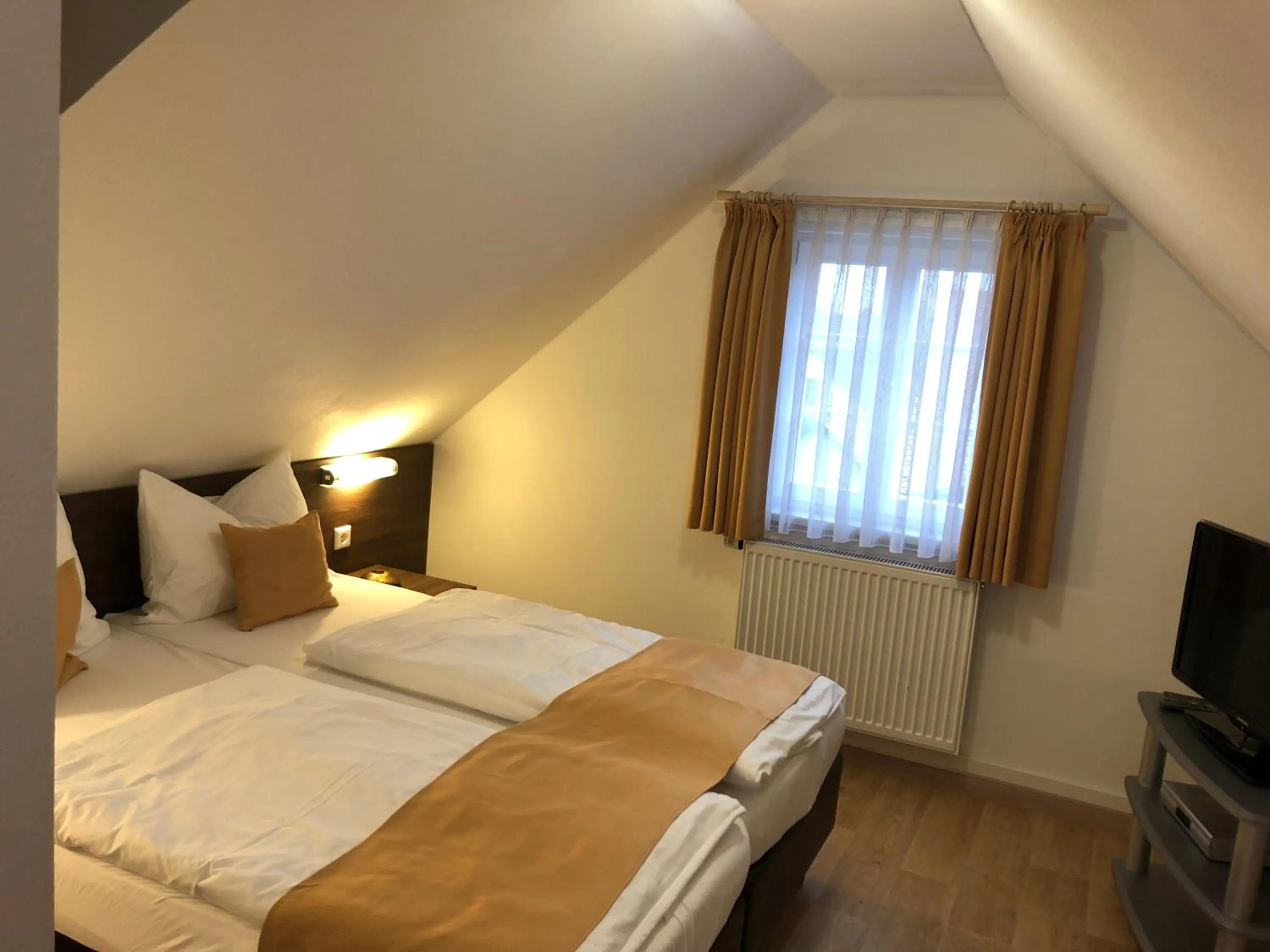 Photo of the whole room, Bed in Hotel Garni Goldene Traube