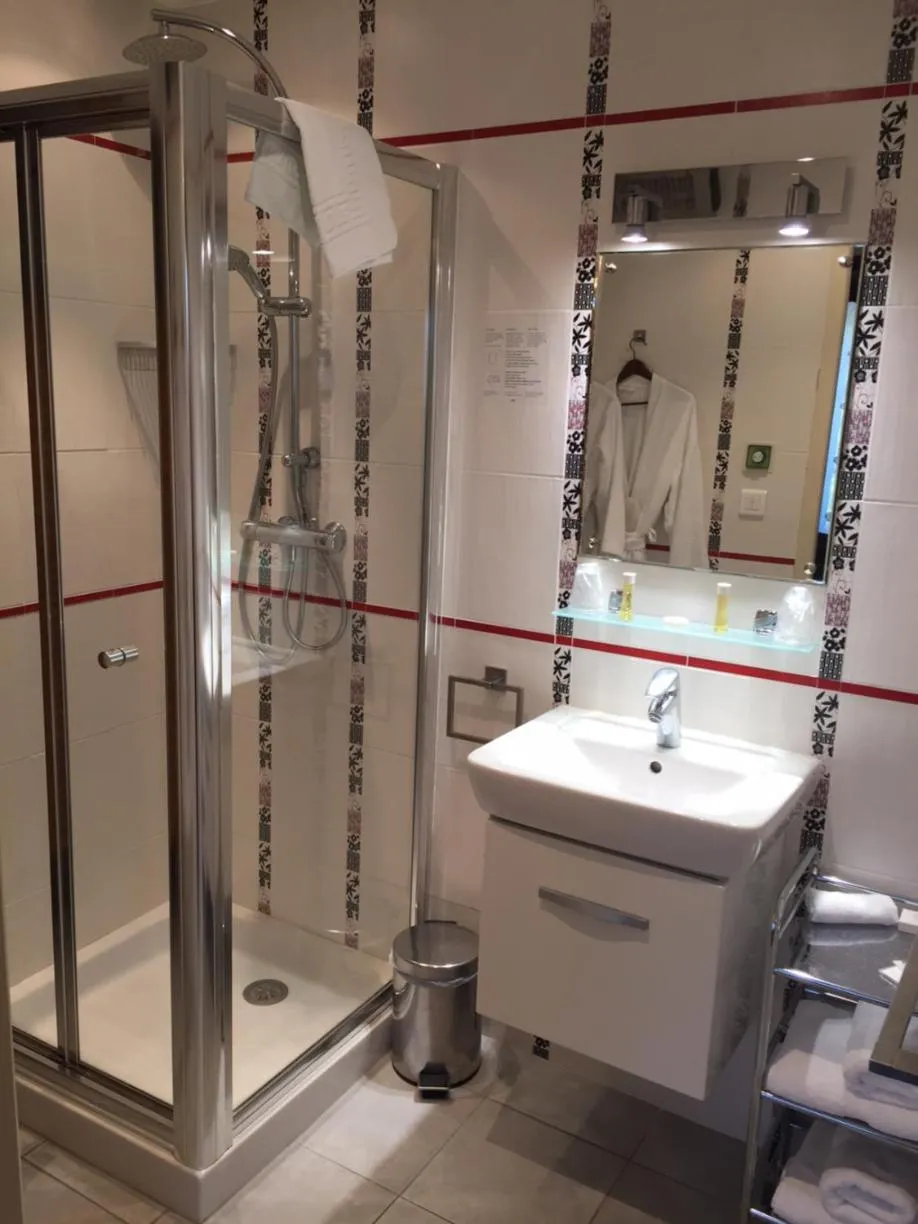 Shower in L'Instant Sévigné