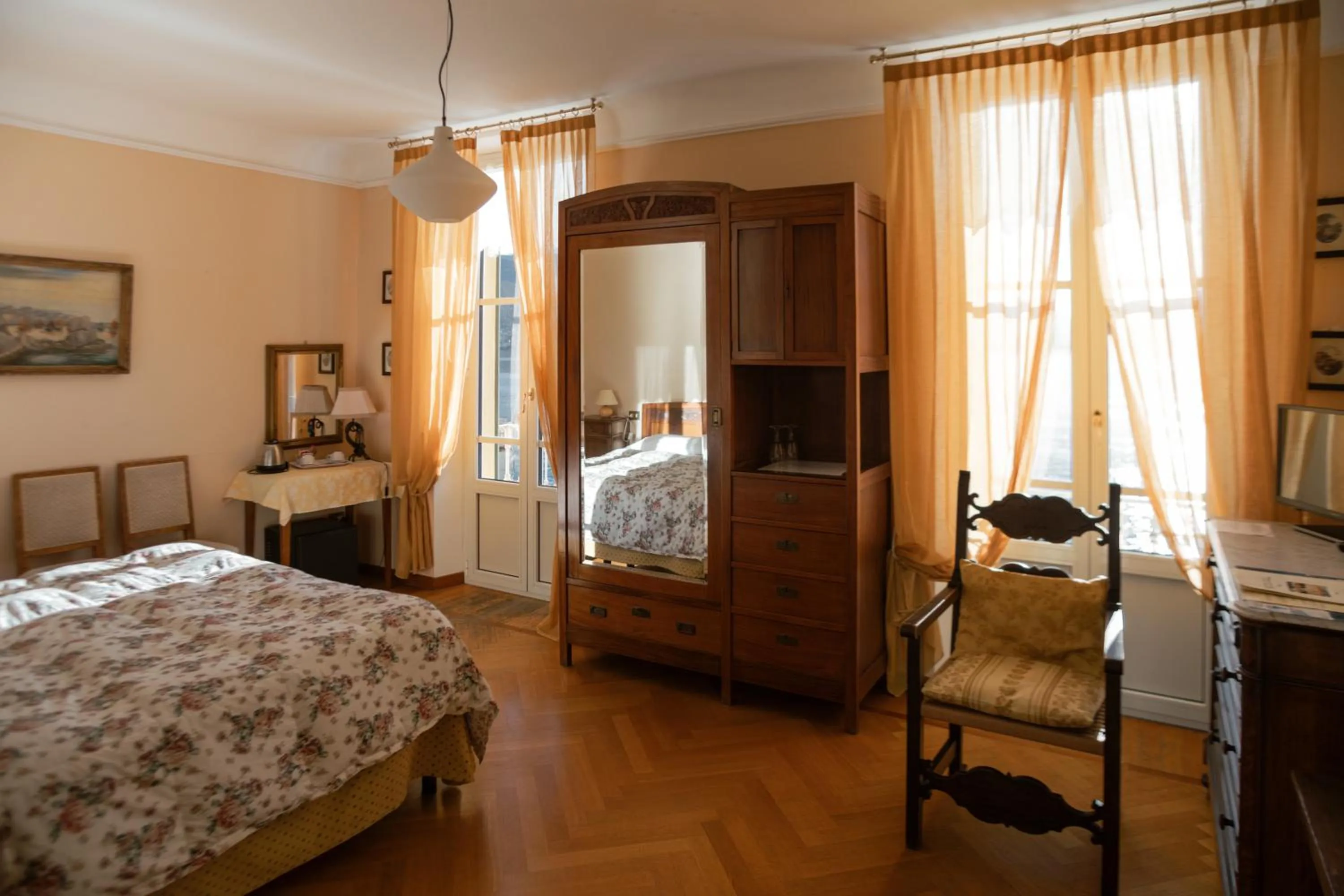 wardrobe, Bed in Hotel Olivedo