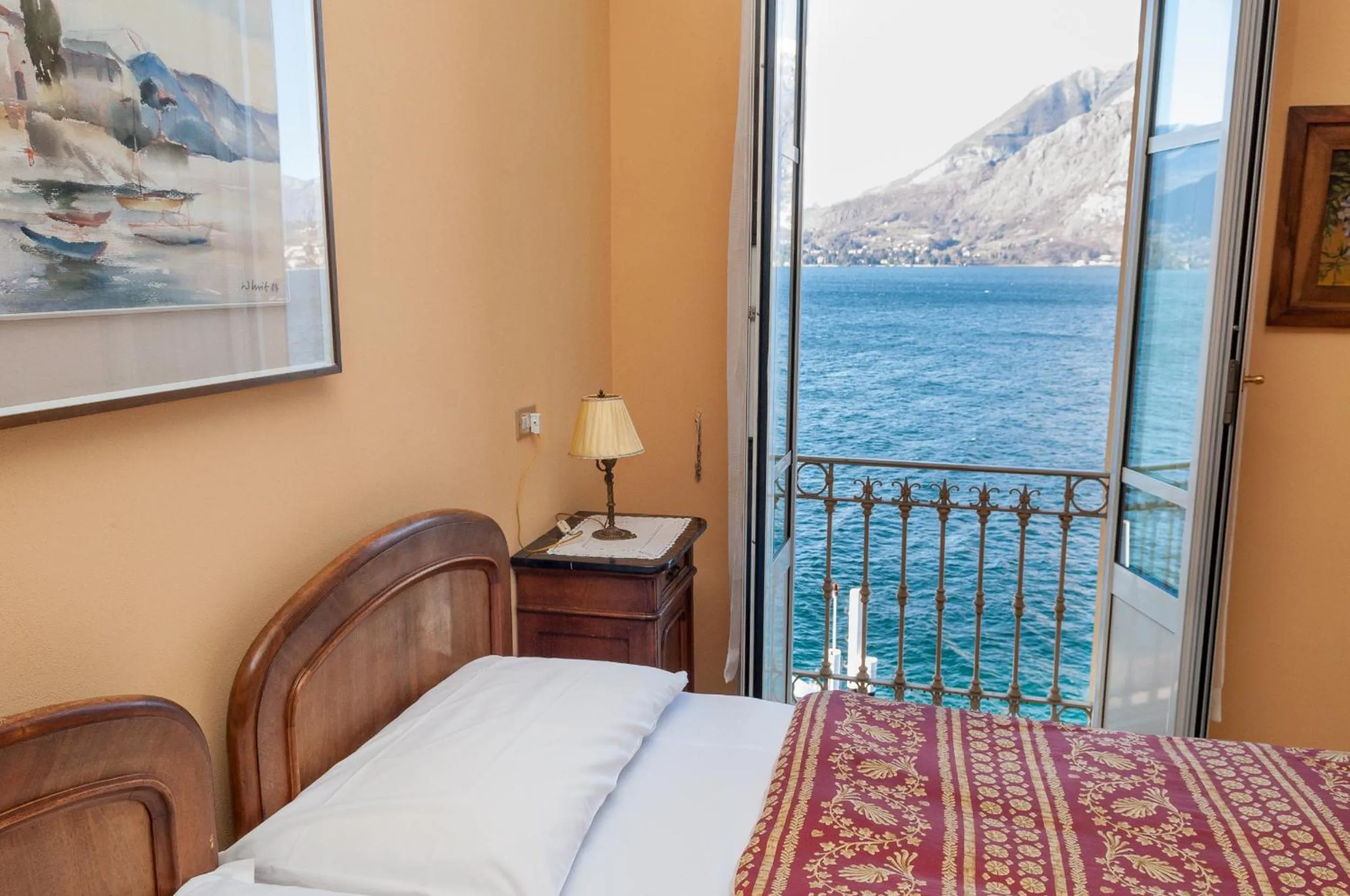 Lake view, Bed in Hotel Olivedo