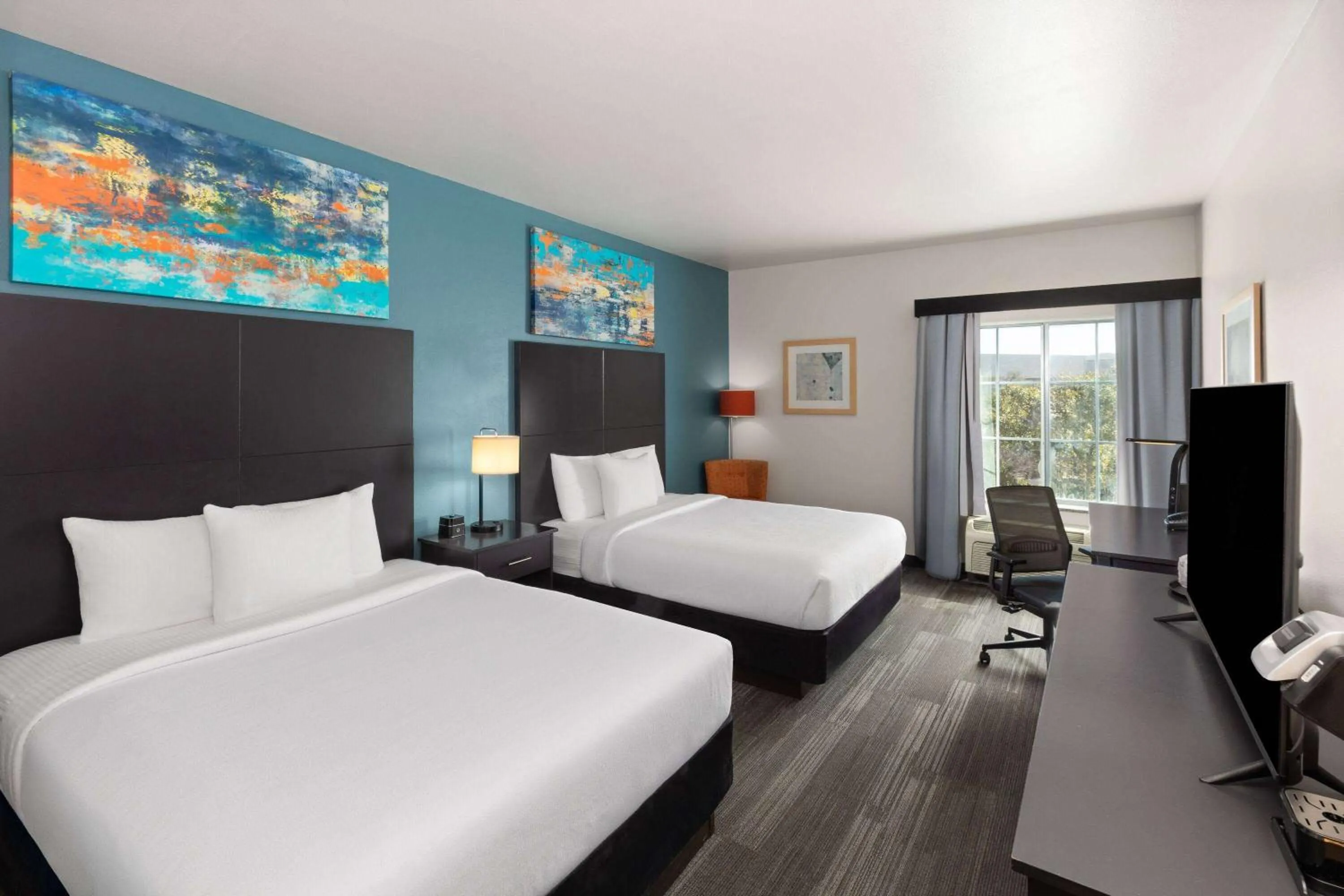 Photo of the whole room, Bed in La Quinta by Wyndham Austin NW/Lakeline Mall
