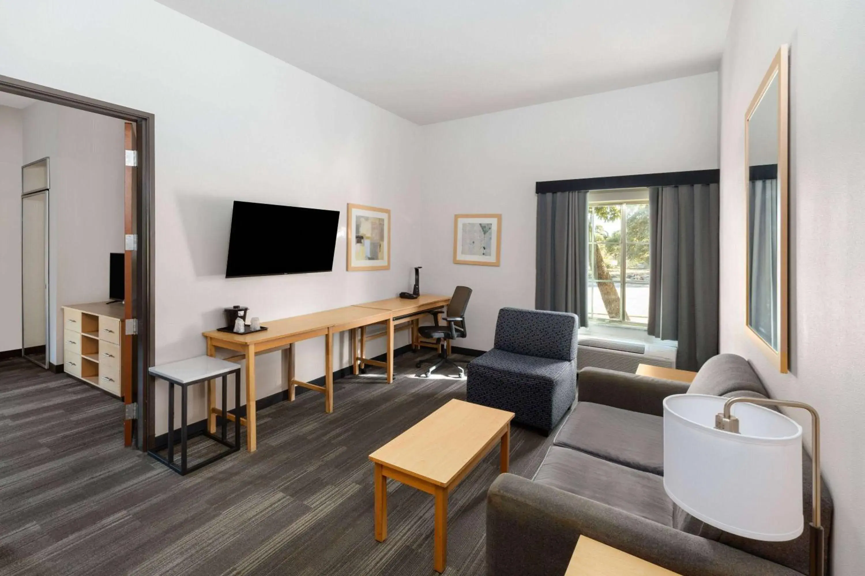 1 King Bed, Mobility/Hearing Access Family Suite, Tub w/ Grab Bars, Non-Smoking in La Quinta by Wyndham Austin NW/Lakeline Mall 1 King Bed, Mobility/Hearing Access Family Suite, Tub w/ Grab Bars, Non-Smoking in La Quinta by Wyndham Austin NW/Lakeline Mall