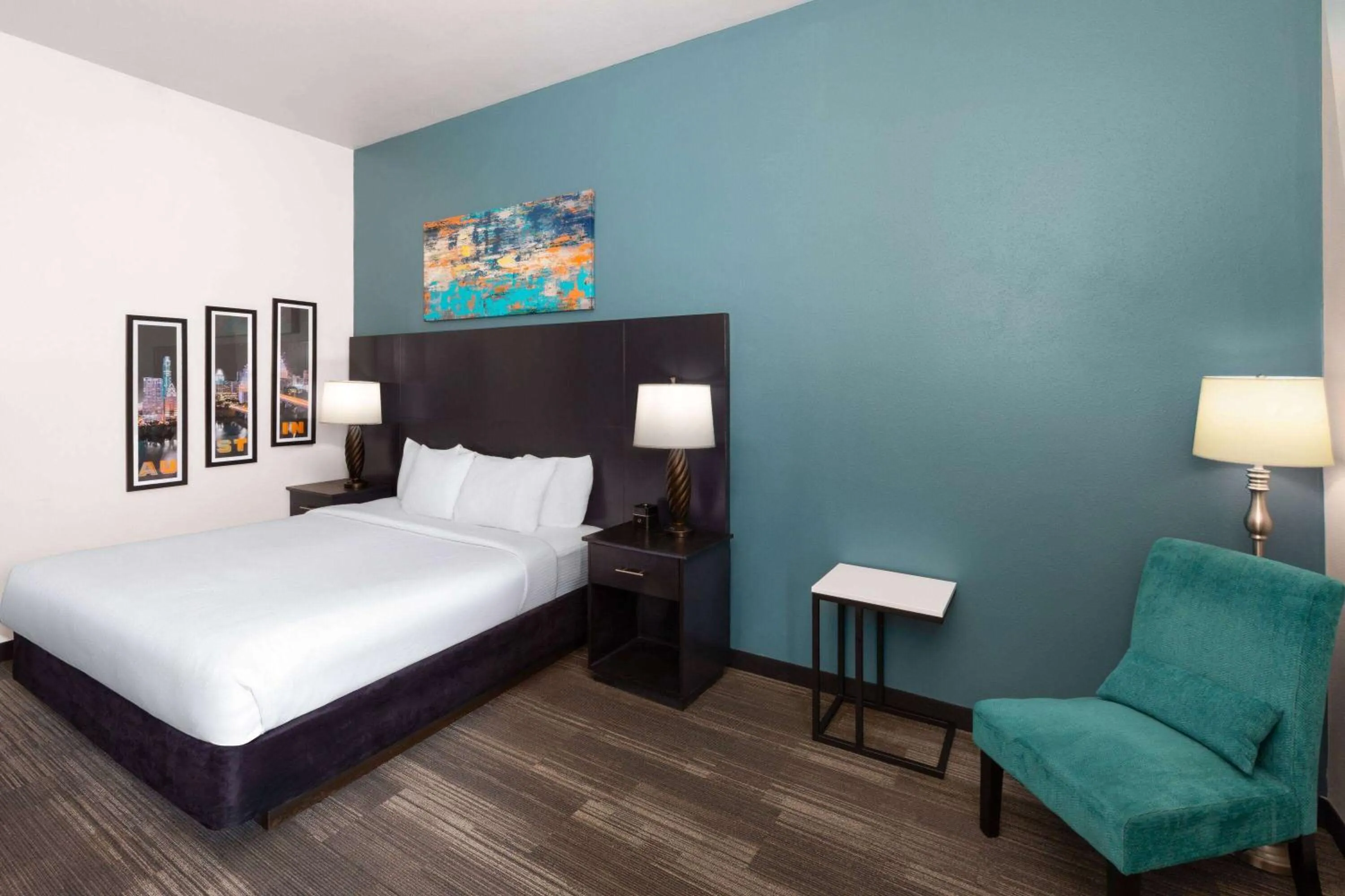 Photo of the whole room, Bed in La Quinta by Wyndham Austin NW/Lakeline Mall