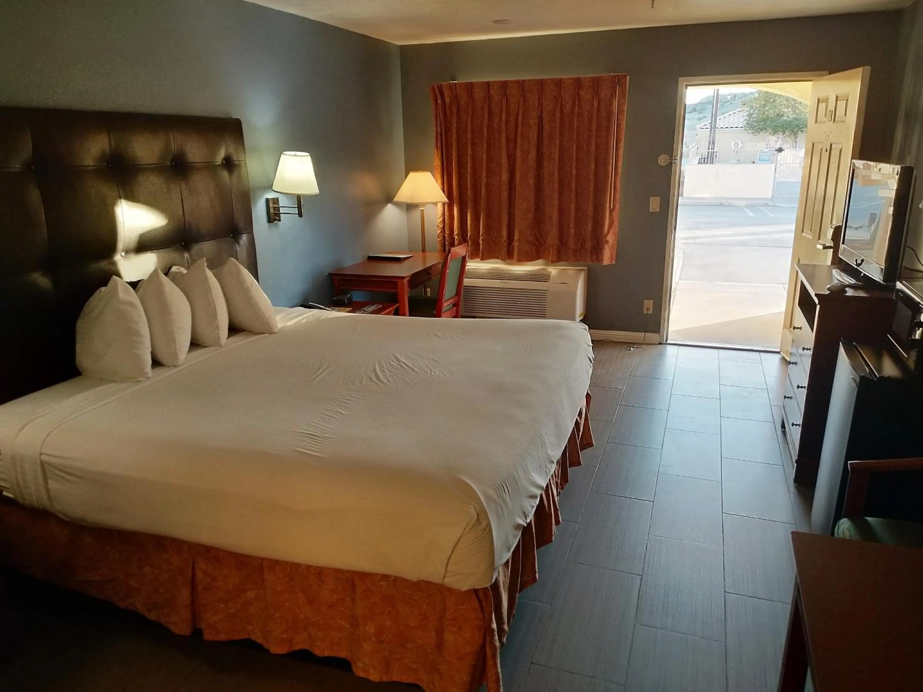Photo of the whole room, Bed in Rio Del Sol Inn Needles