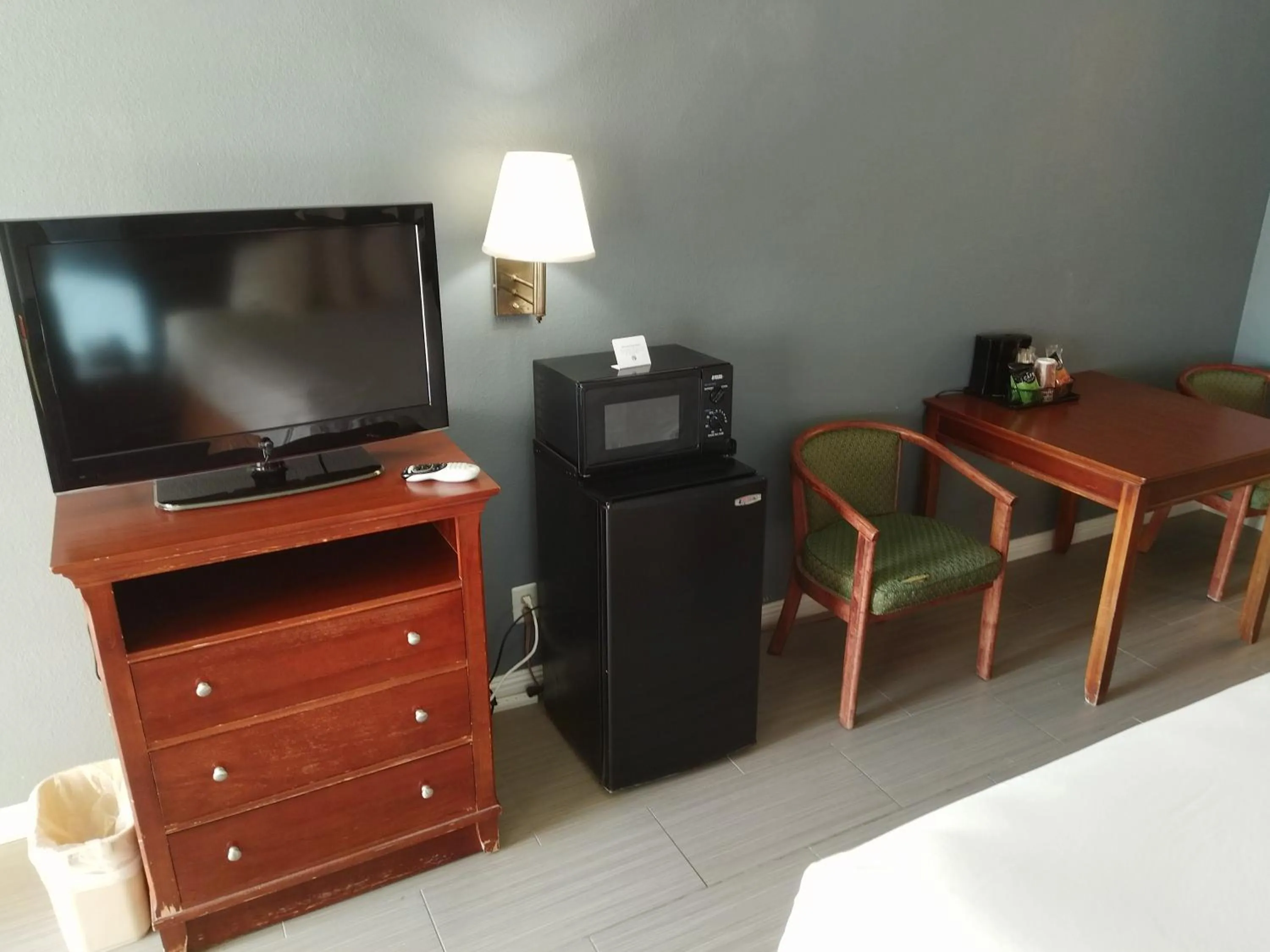 TV and multimedia in Rio Del Sol Inn Needles