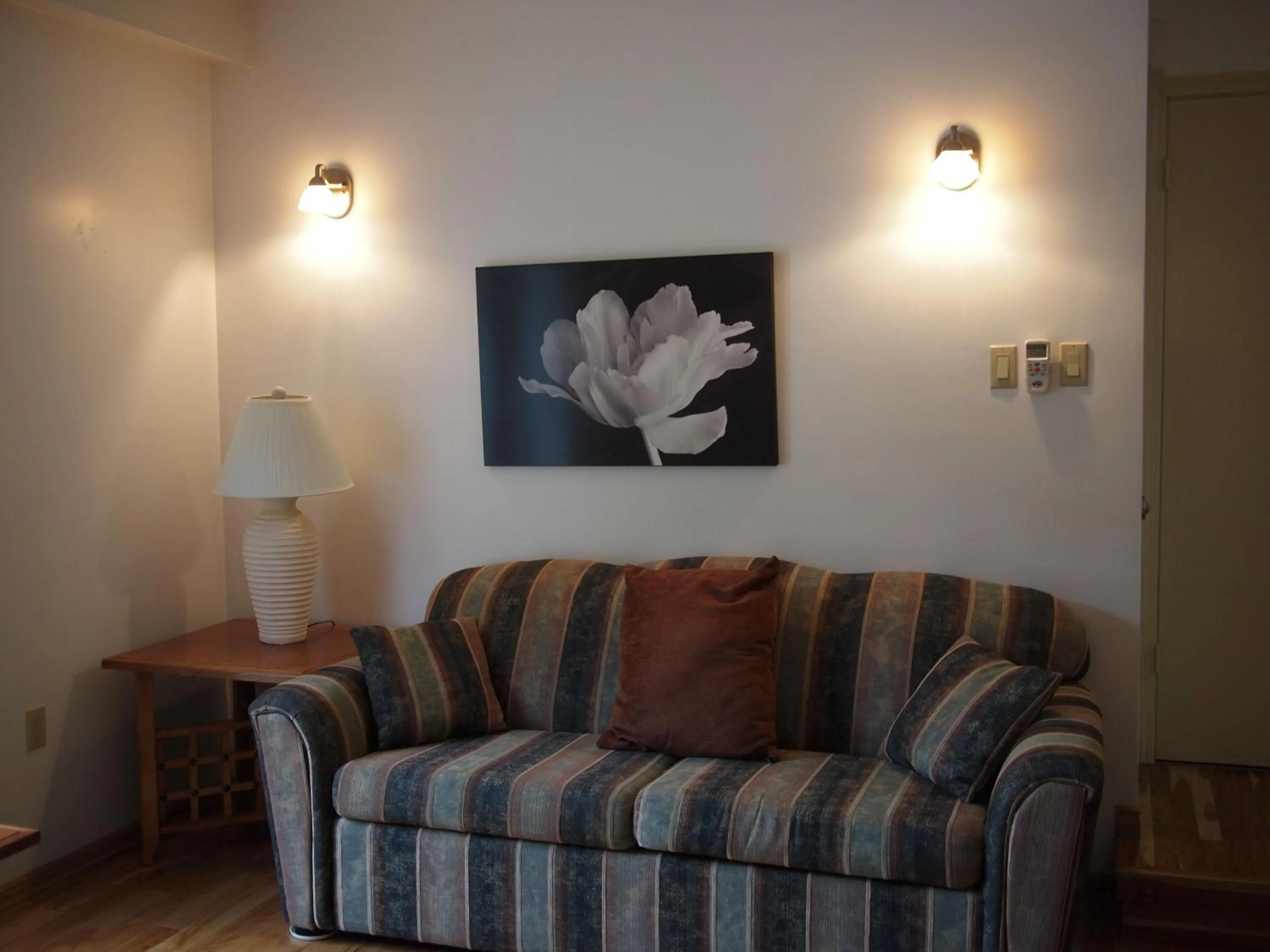 Living room in Whale's Tail Guest Suites