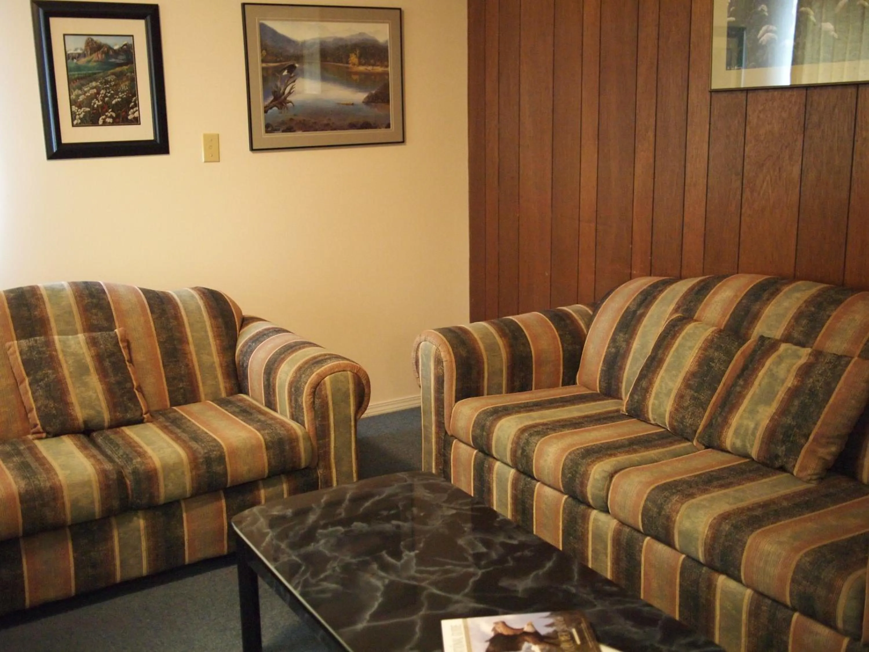 Living room in Whale's Tail Guest Suites