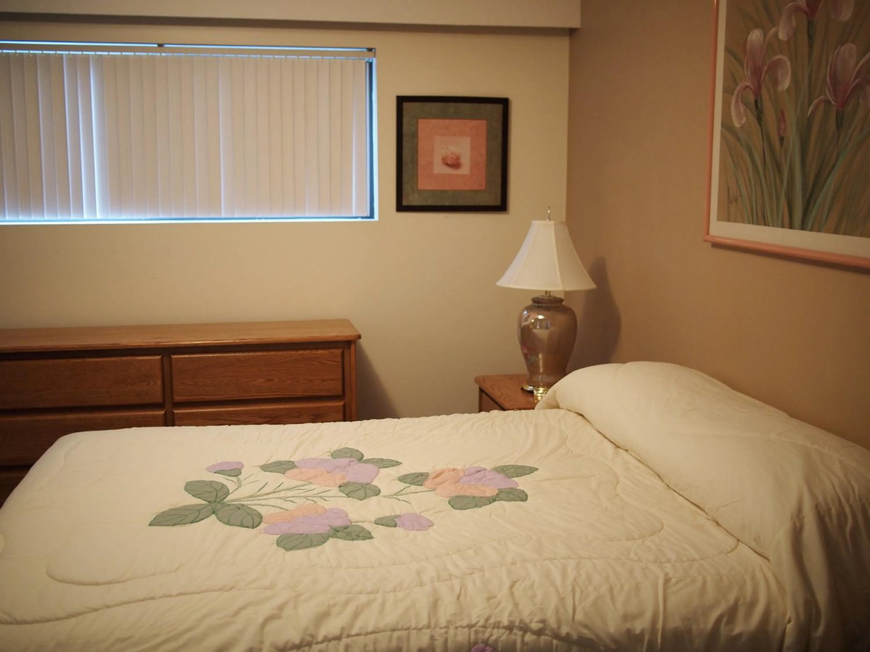Bedroom, Bed in Whale's Tail Guest Suites
