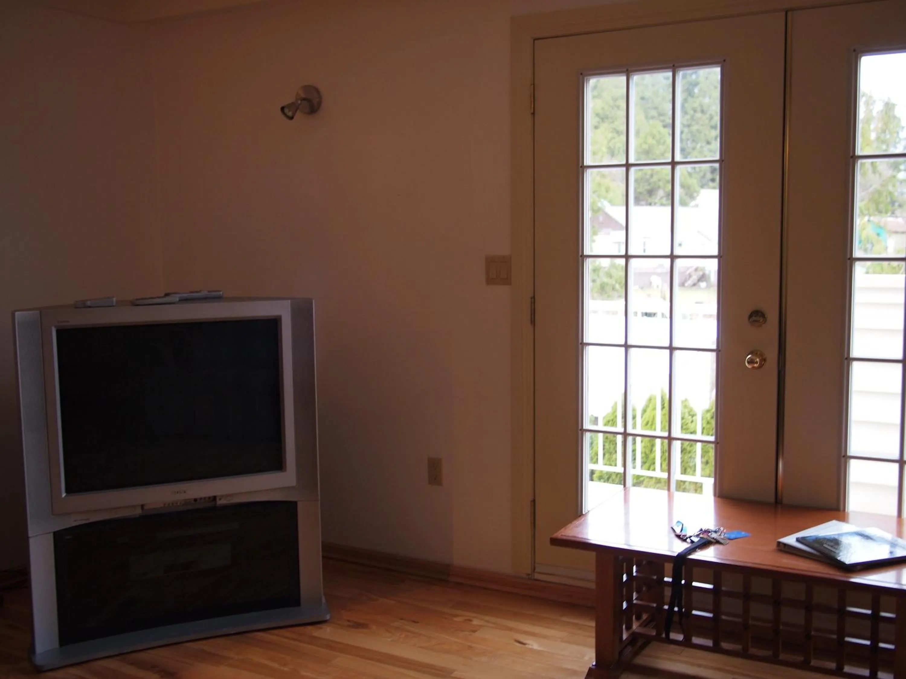 Living room in Whale's Tail Guest Suites