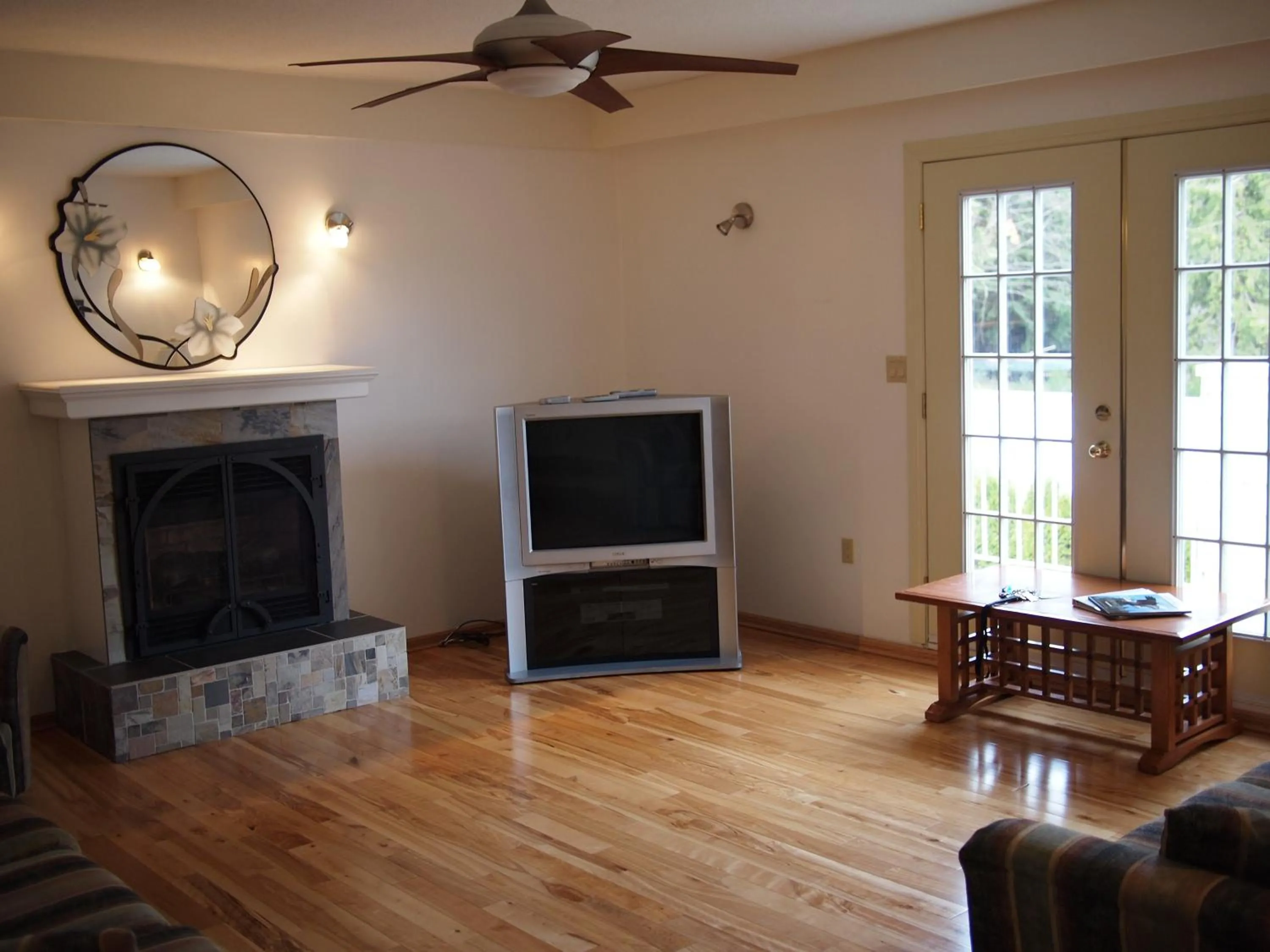 Living room in Whale's Tail Guest Suites