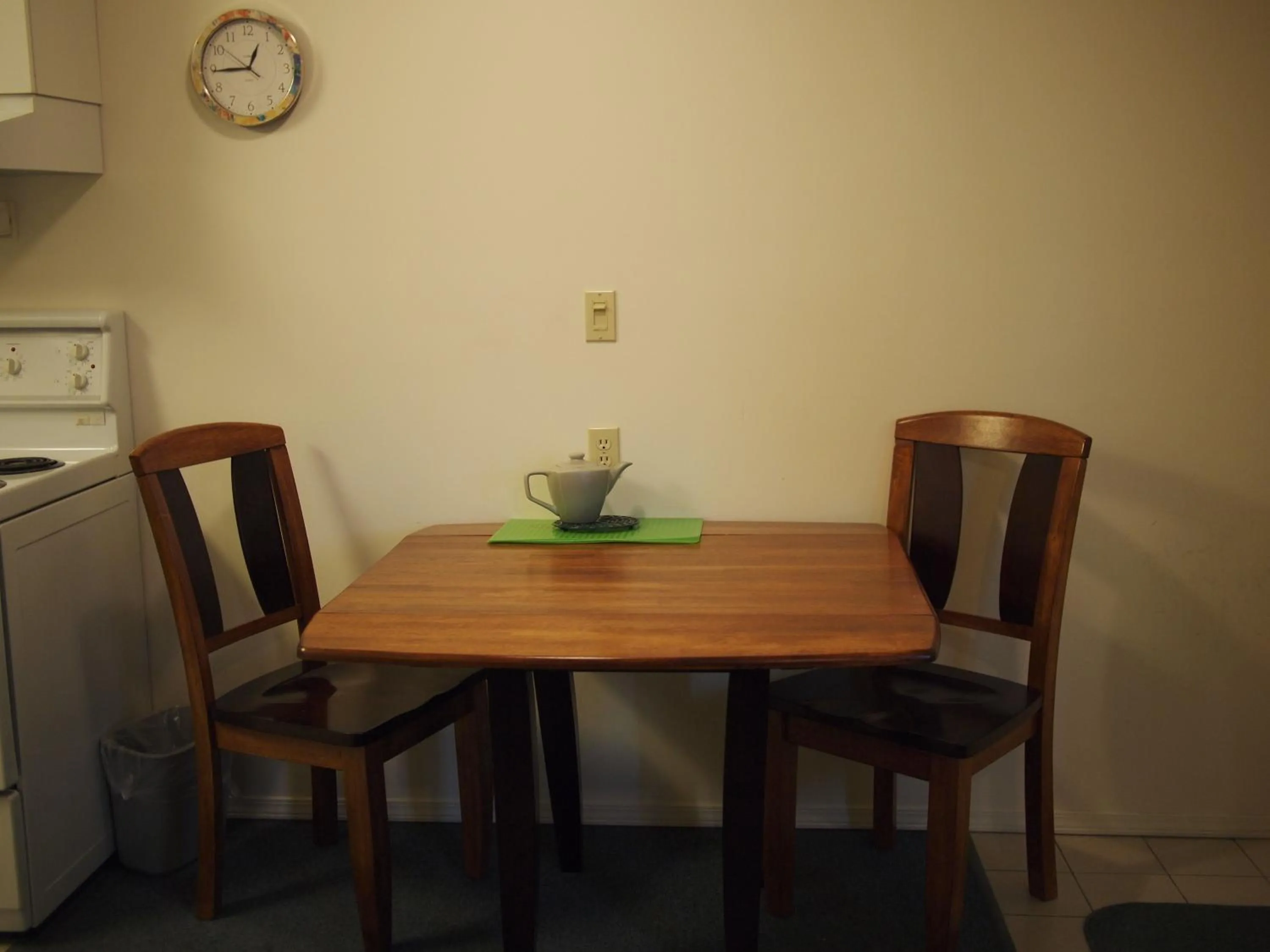 Dining area in Whale's Tail Guest Suites