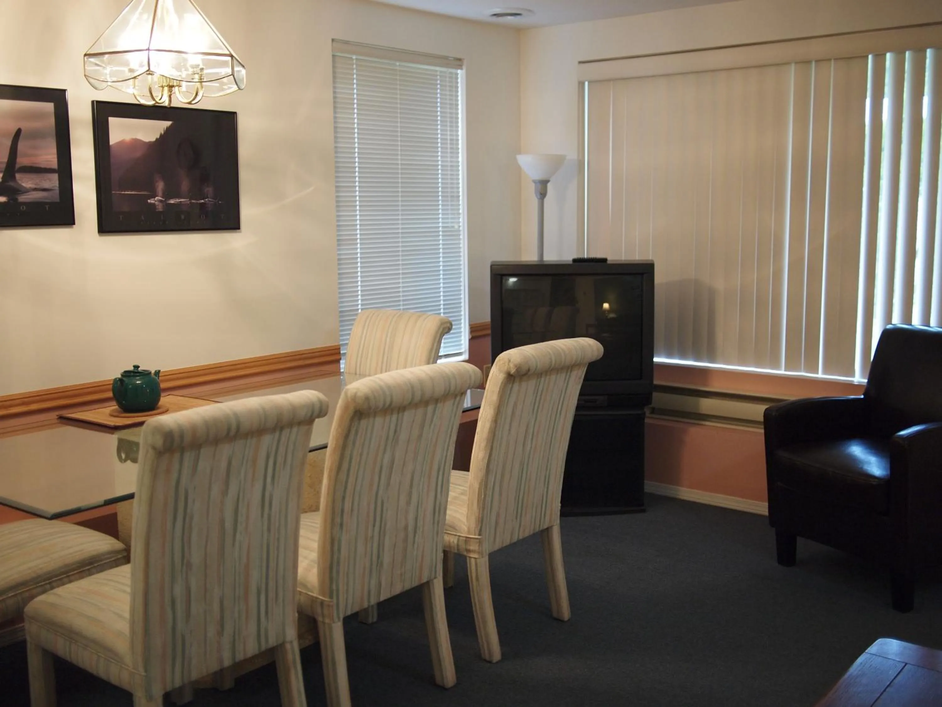 Dining area in Whale's Tail Guest Suites