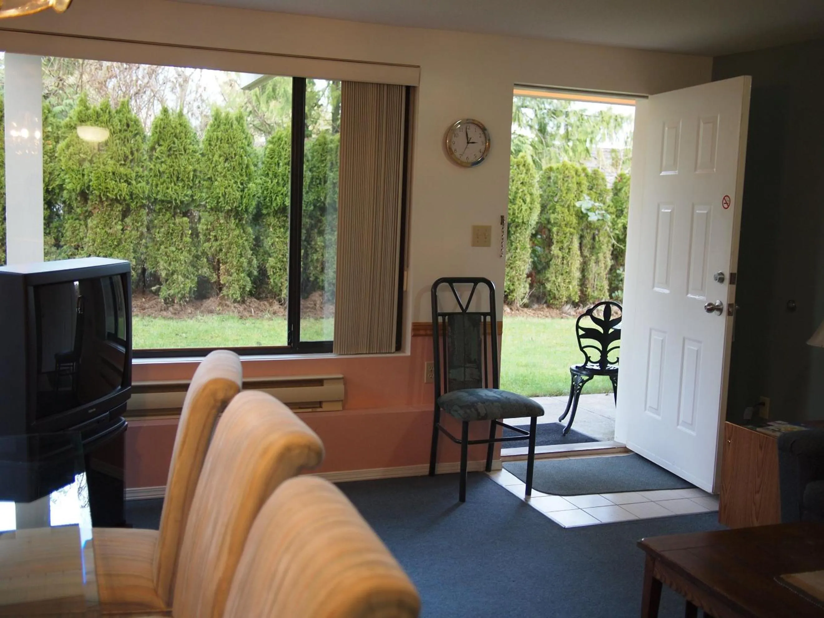 Living room in Whale's Tail Guest Suites