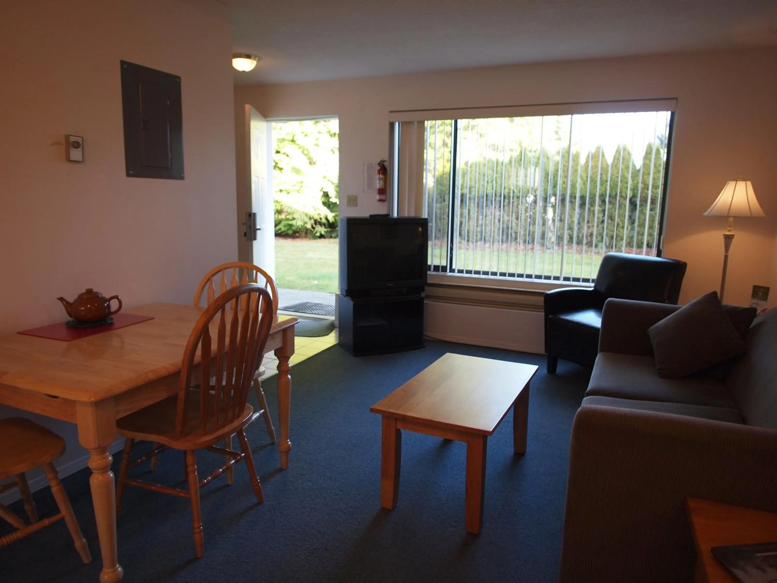 Dining area in Whale's Tail Guest Suites