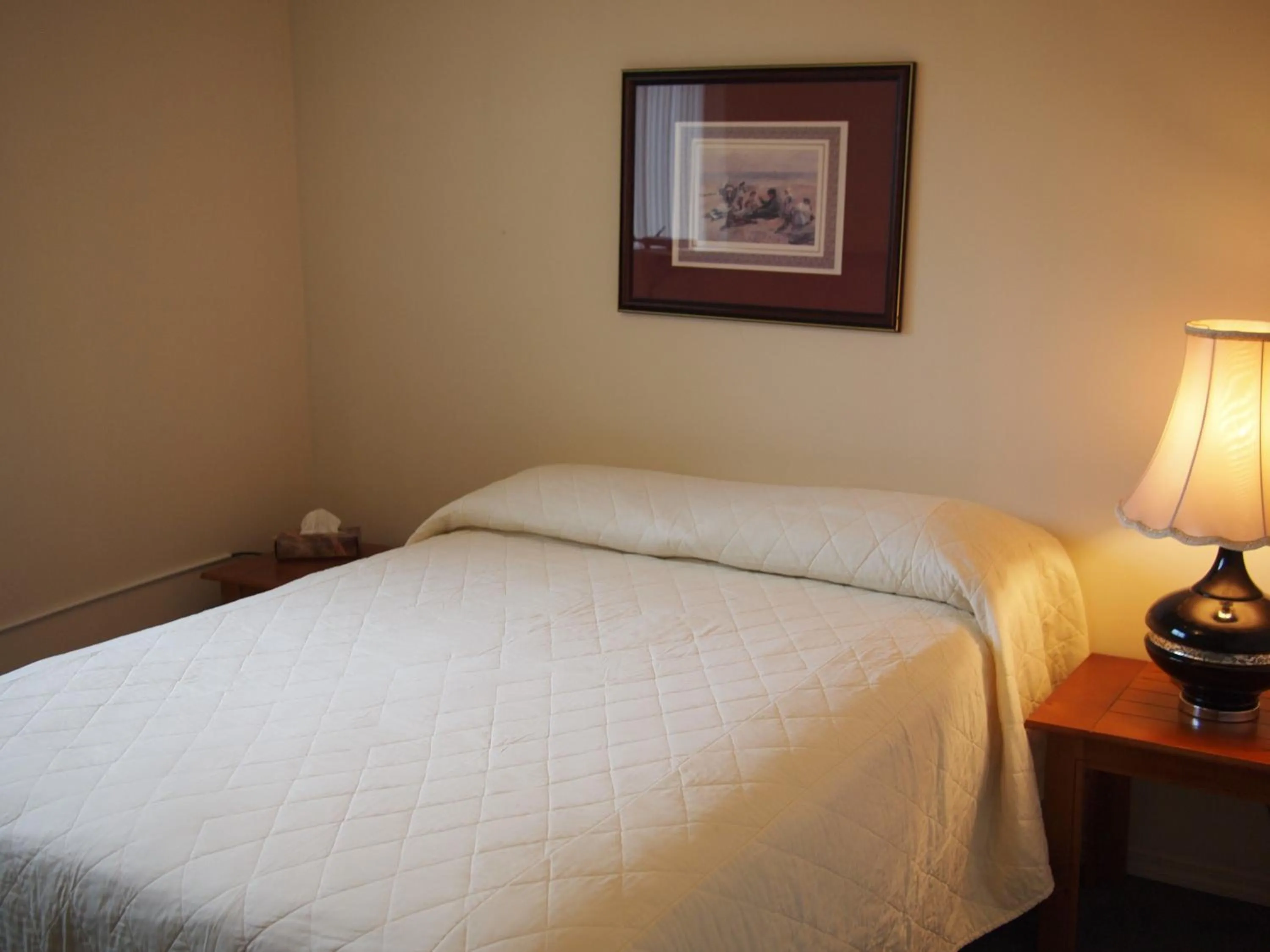 Bedroom, Bed in Whale's Tail Guest Suites