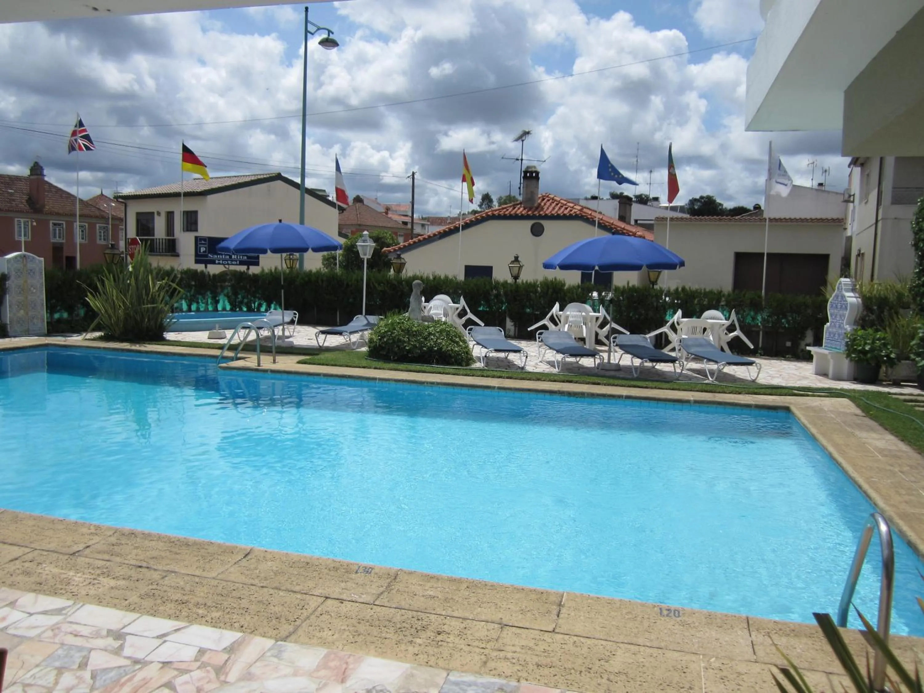 Swimming pool in Hotel Santa Rita