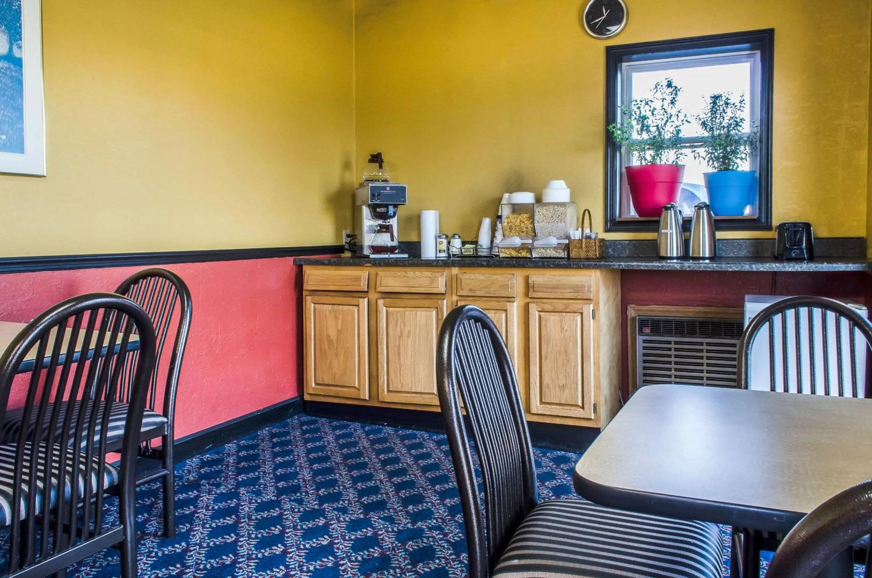 Restaurant/places to eat in Relax Inn