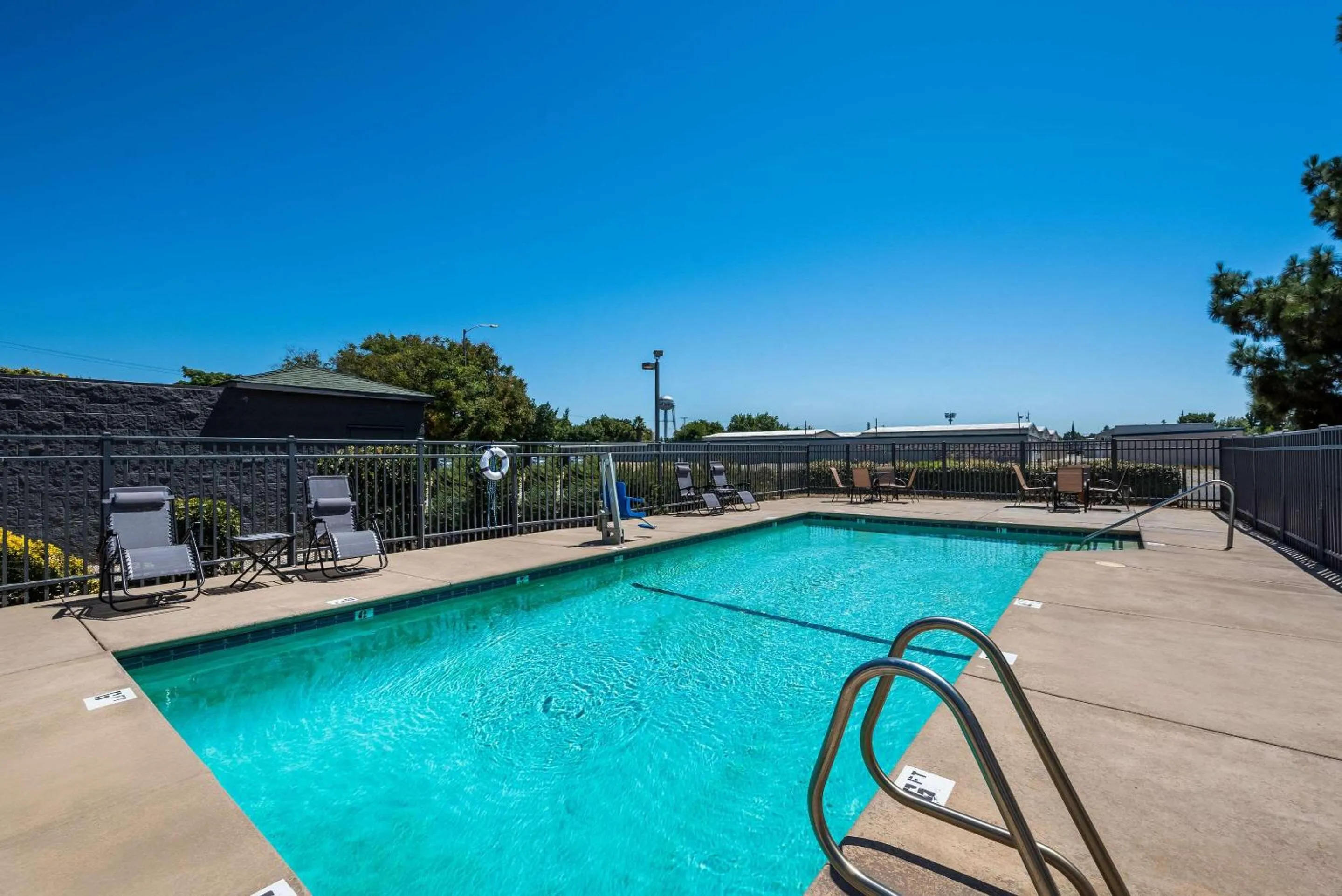 Swimming pool in Quality Inn Yuba City-Marysville