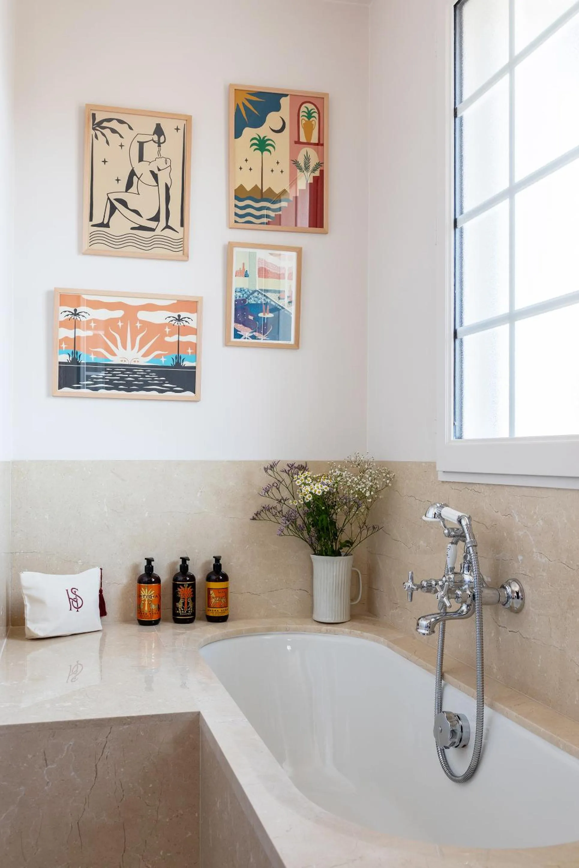 Property building in Hotel de Silhouette