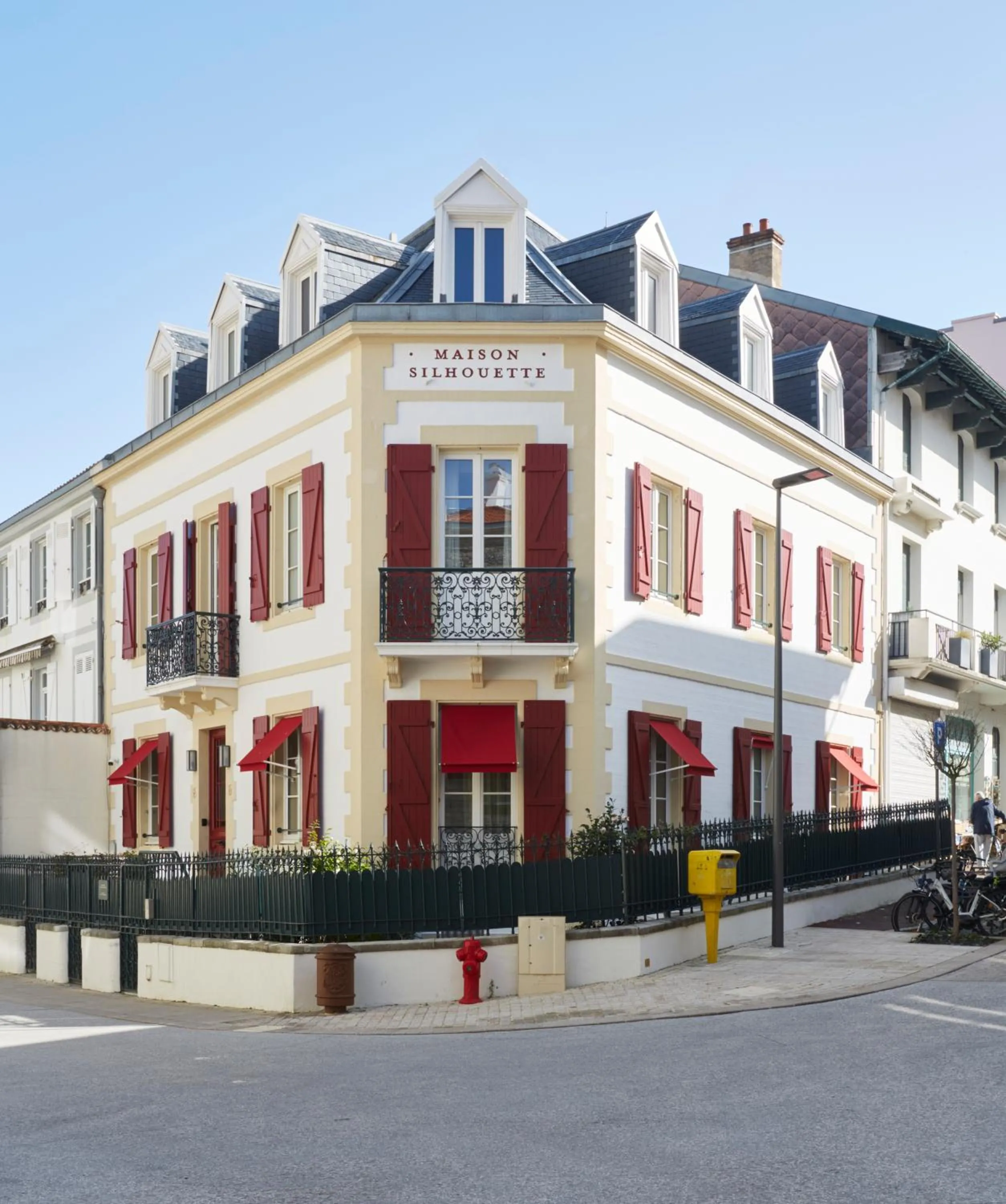 Property building in Hotel de Silhouette