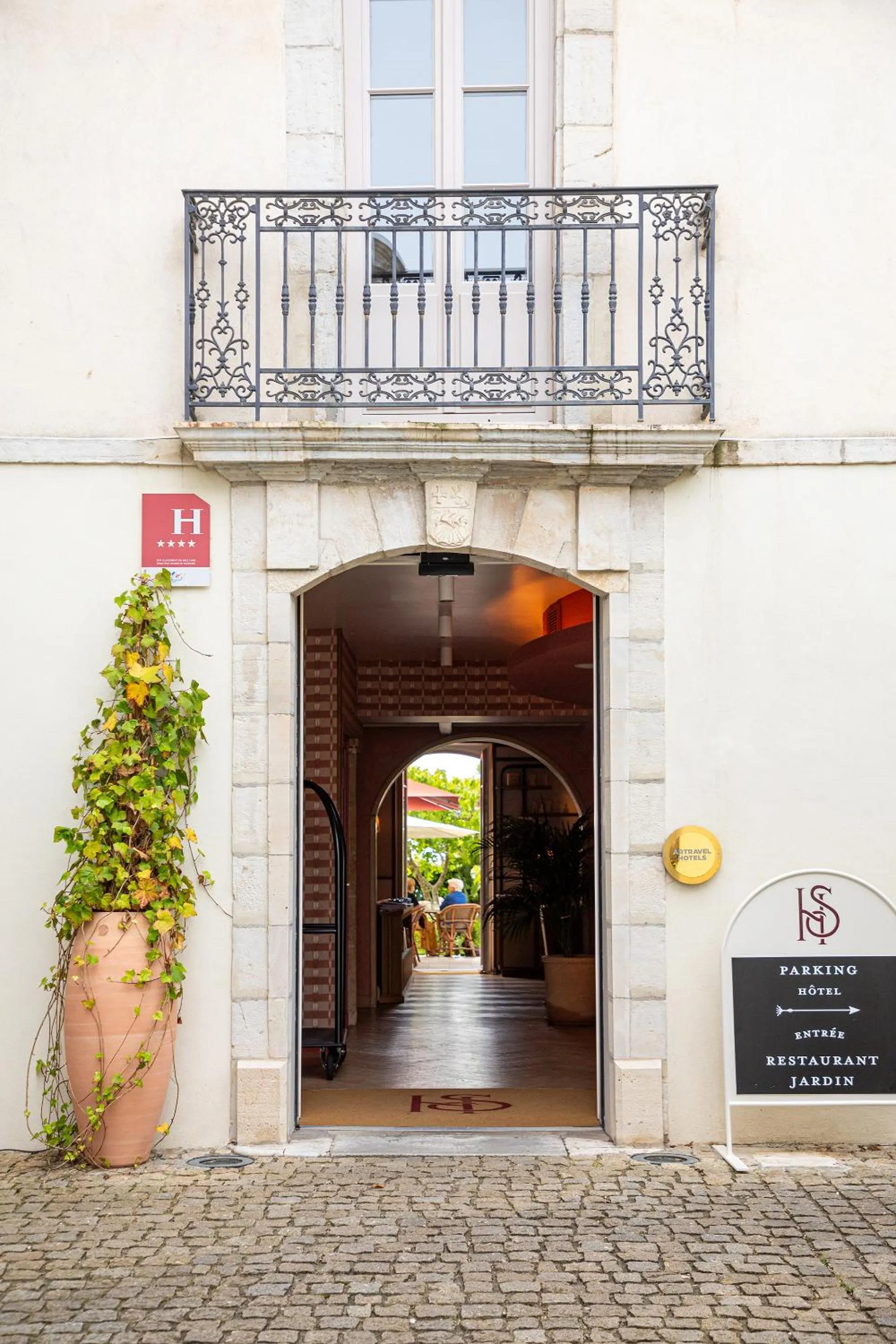 Property building in Hotel de Silhouette