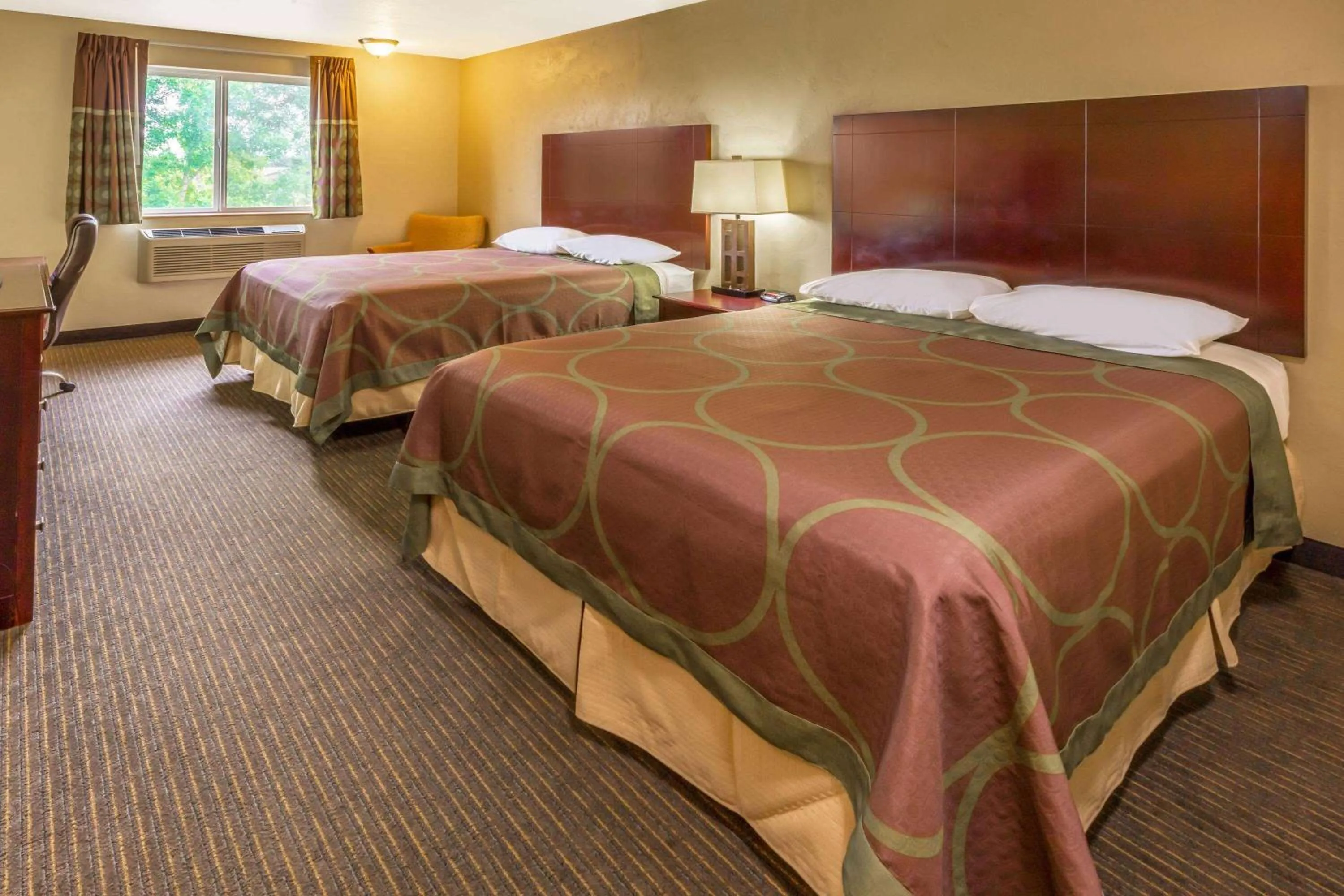 Photo of the whole room, Bed in Super 8 by Wyndham Woodburn