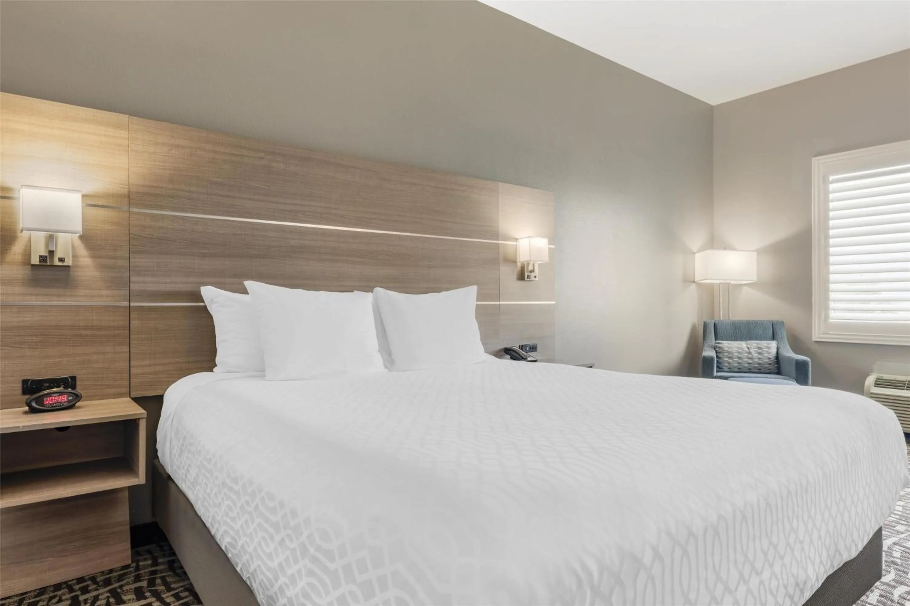 Bedroom, Bed in Best Western Plus Lake Elsinore Inn & Suites