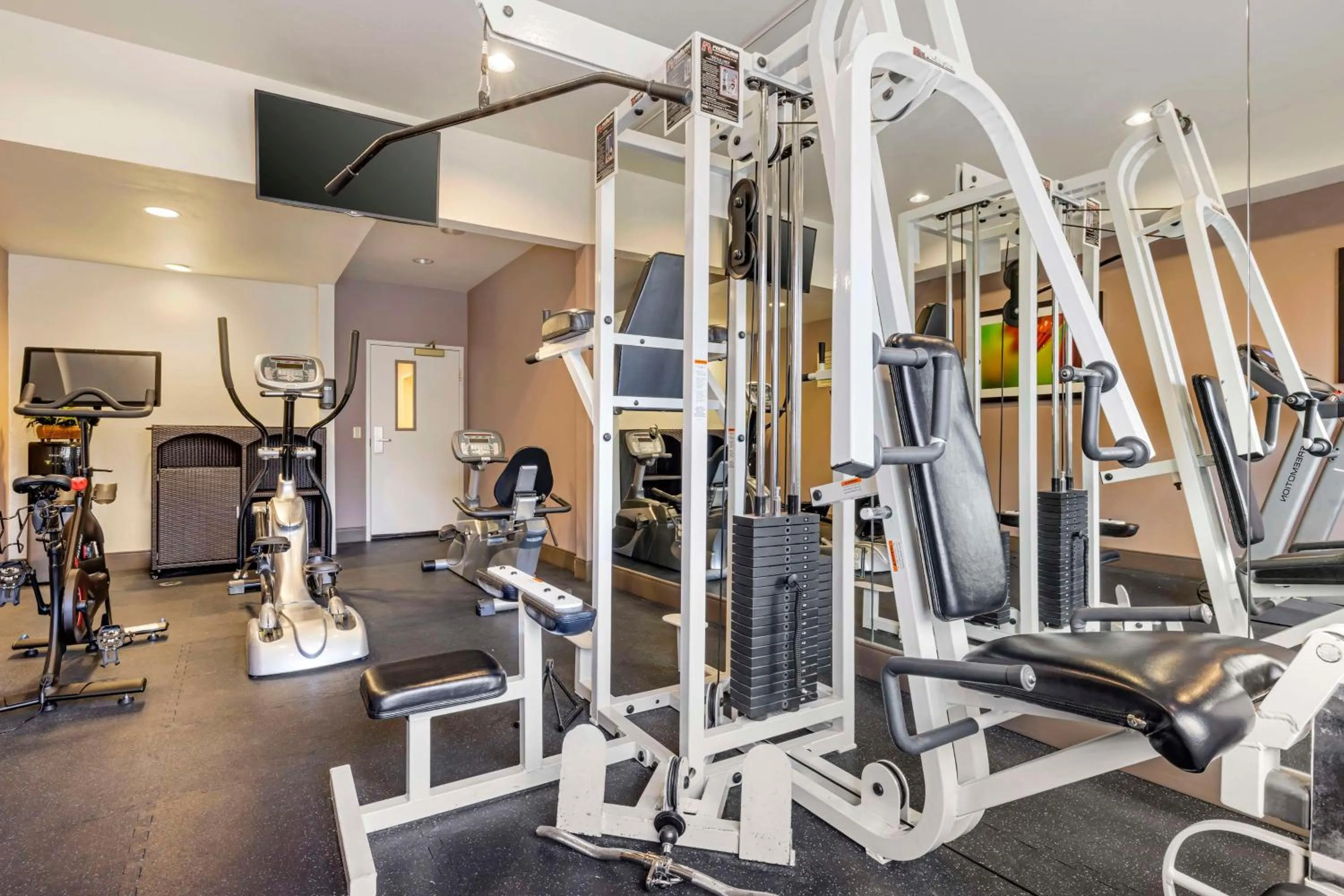 Fitness centre/facilities in Best Western Plus Lake Elsinore Inn & Suites