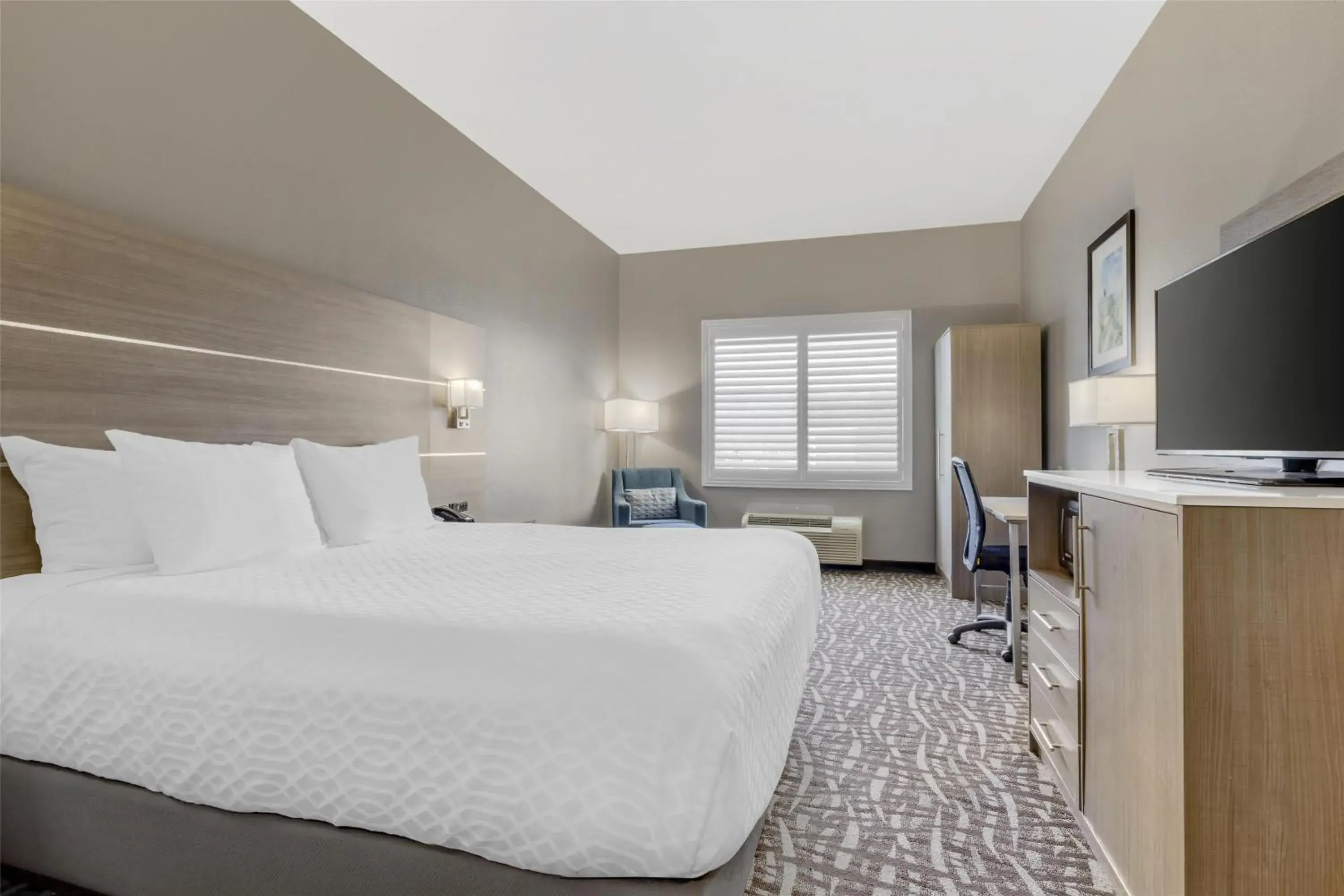 Bedroom, Bed in Best Western Plus Lake Elsinore Inn & Suites Bedroom, Bed in Best Western Plus Lake Elsinore Inn & Suites