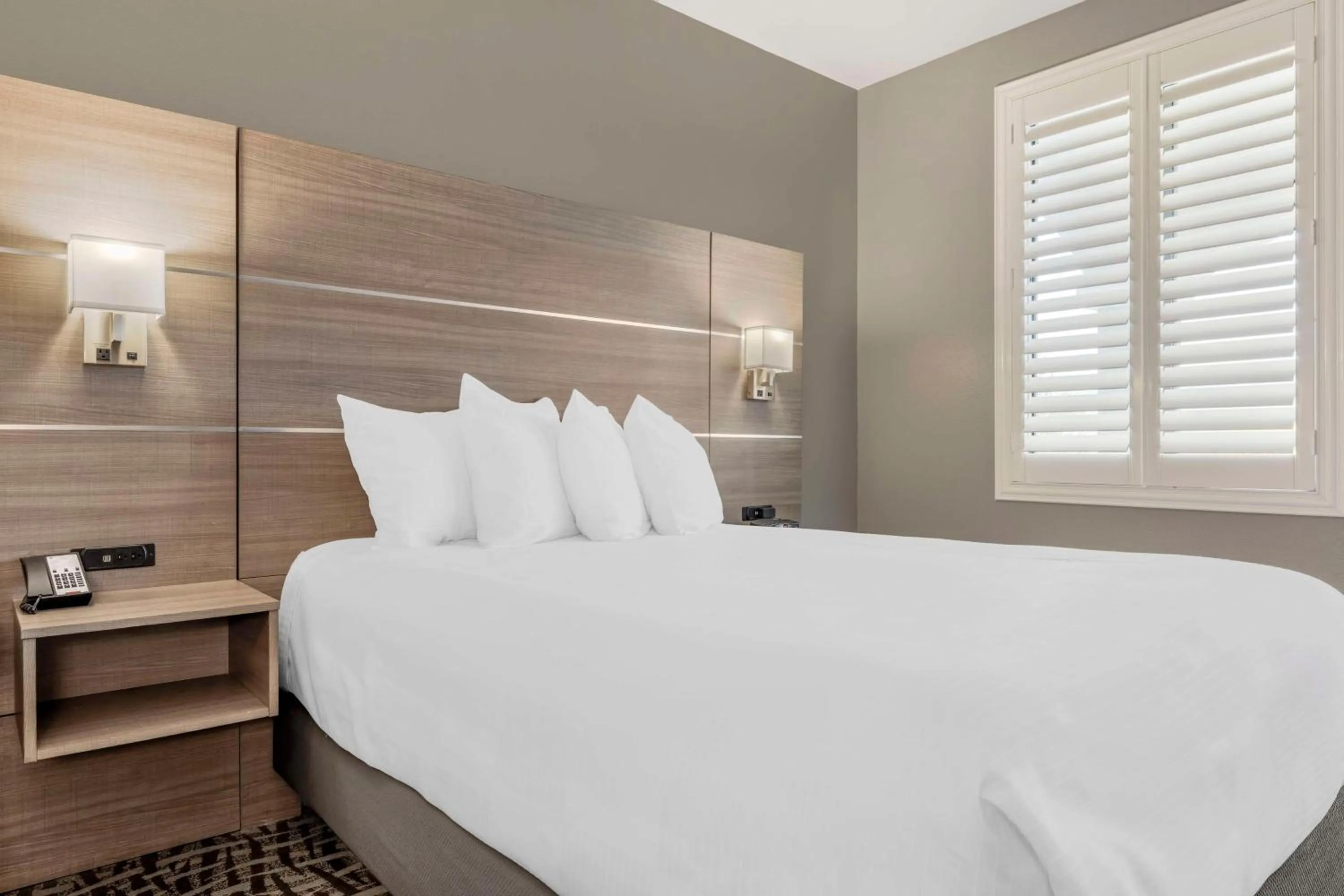 Bedroom, Bed in Best Western Plus Lake Elsinore Inn & Suites