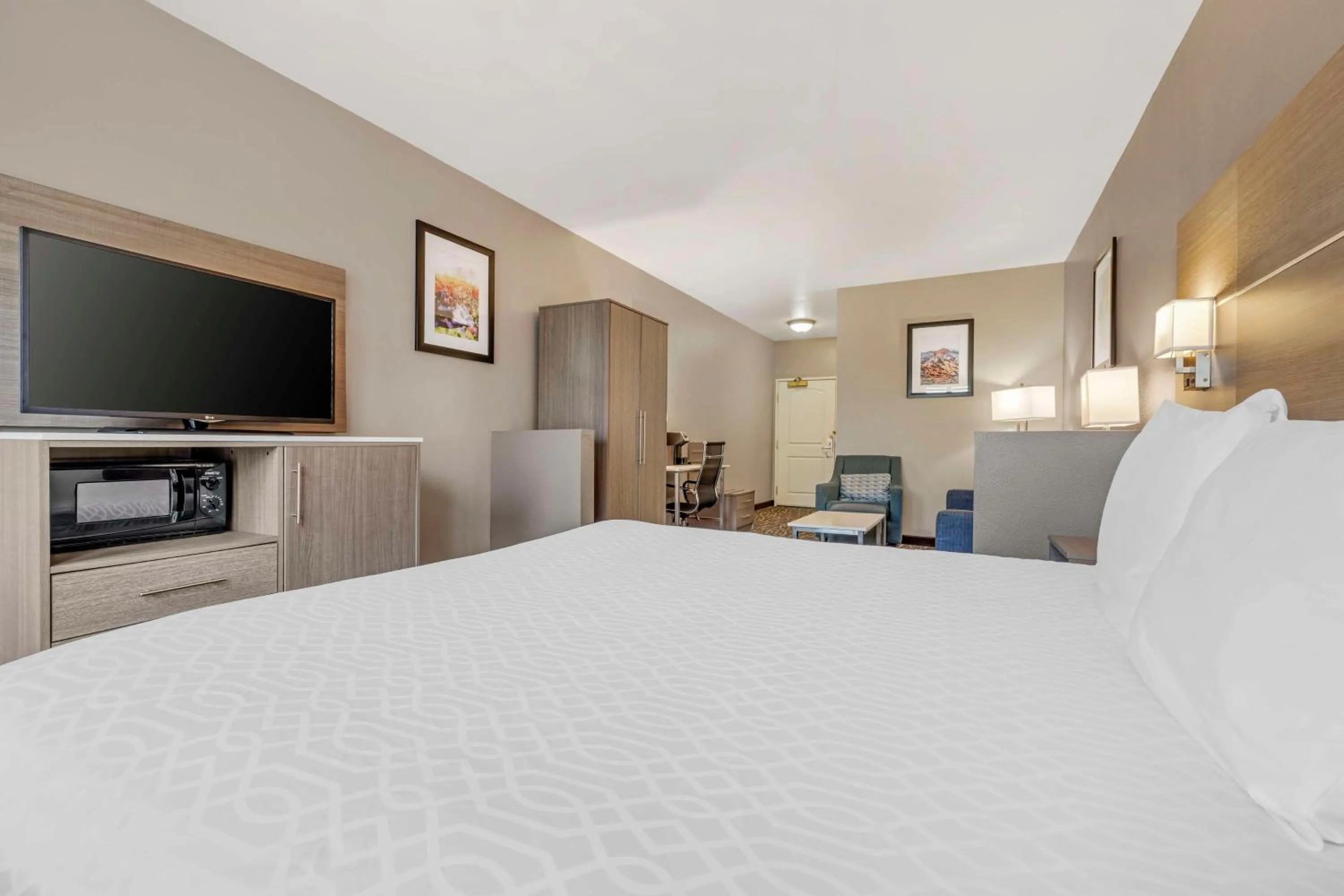 Bedroom, Bed in Best Western Plus Lake Elsinore Inn & Suites