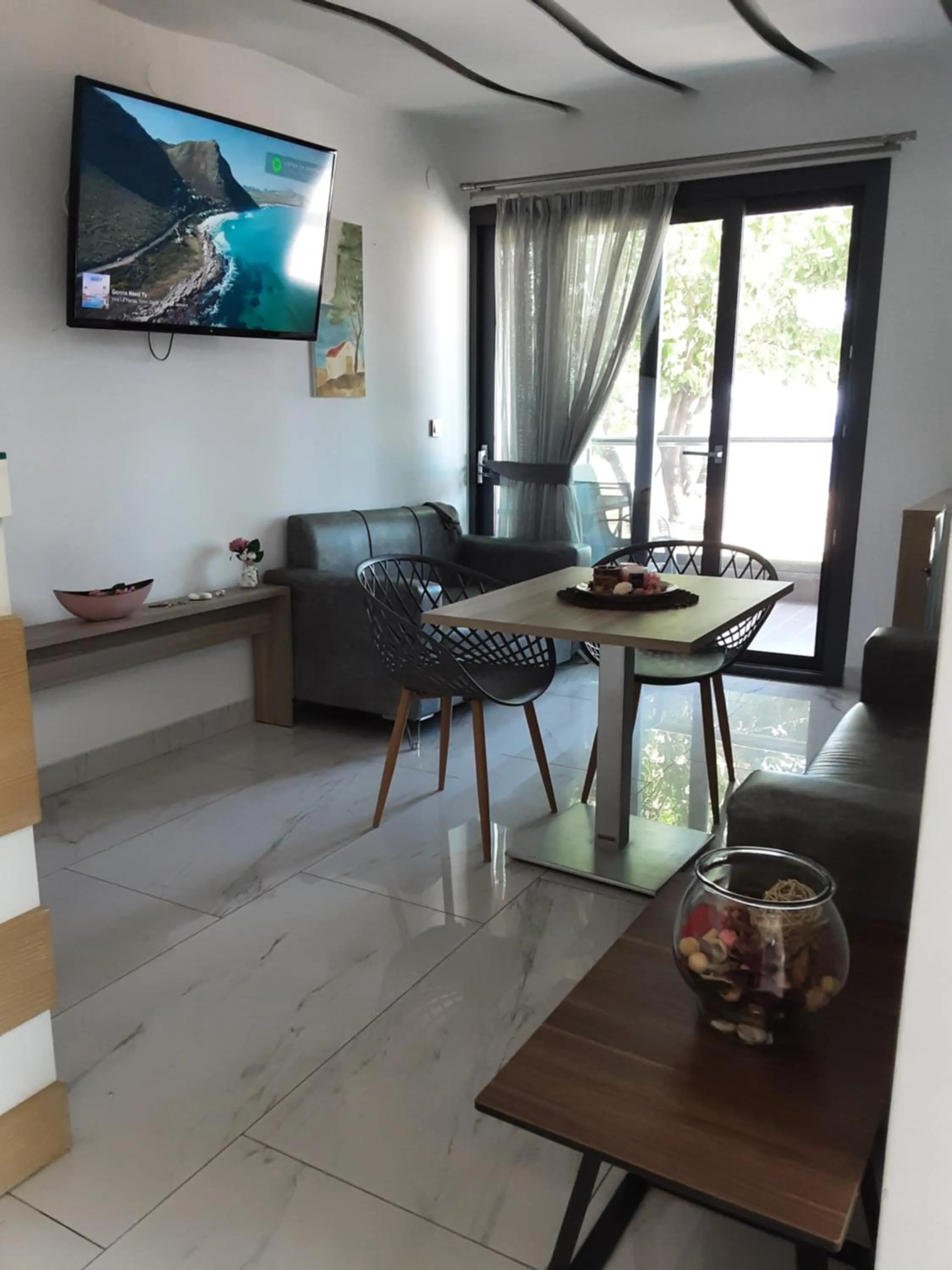 Entertainment in Amalia Rooms Sea View