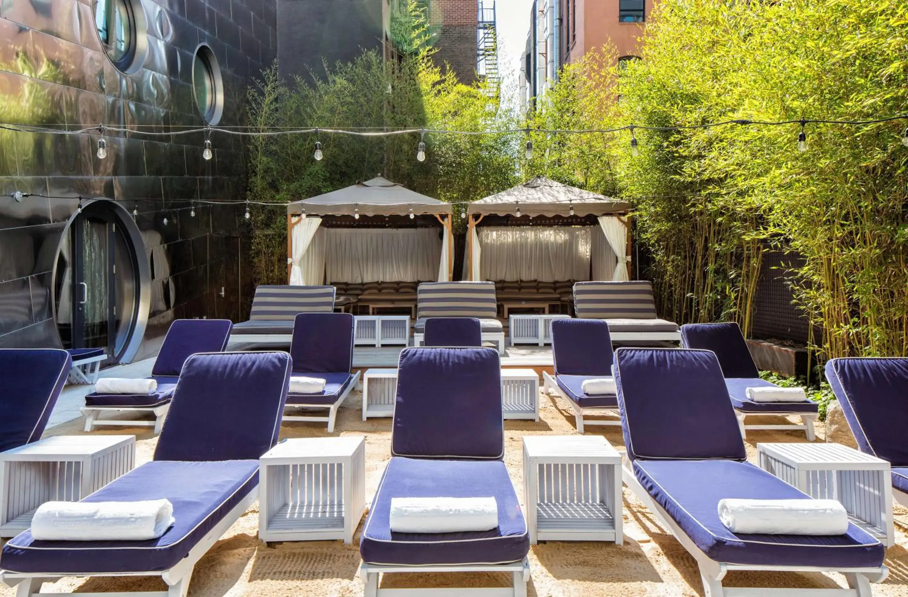 Swimming pool in Dream Downtown, by Hyatt Swimming pool in Dream Downtown, by Hyatt