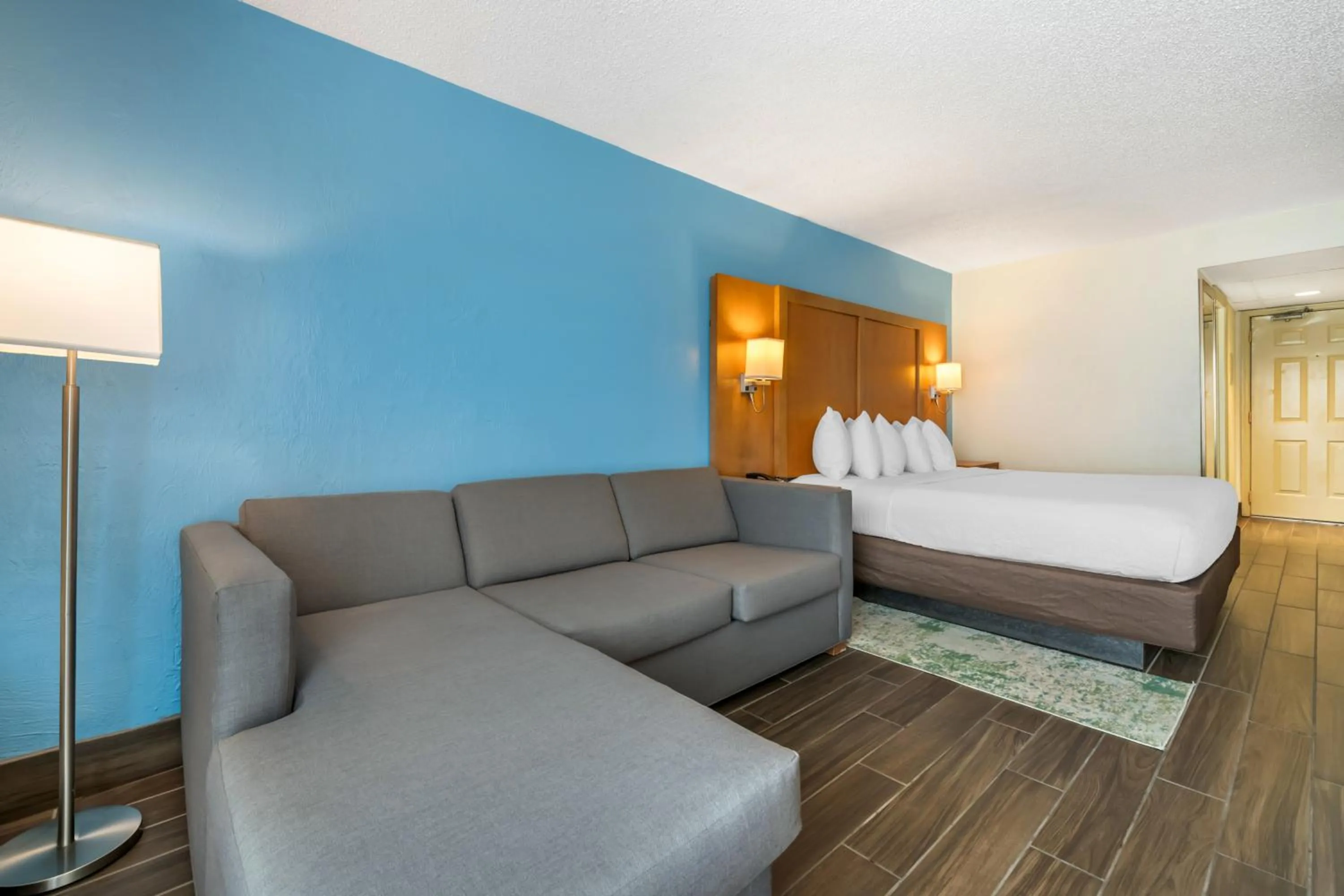 Photo of the whole room, Bed in Tropical Winds Resort Hotel