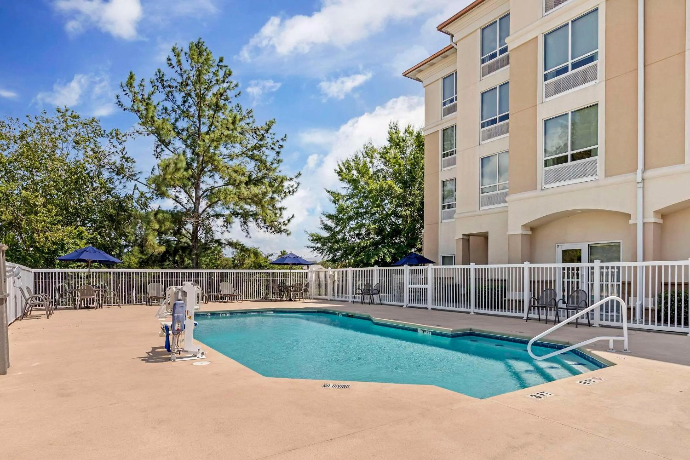 Swimming pool in Comfort Suites Valdosta Mall Area