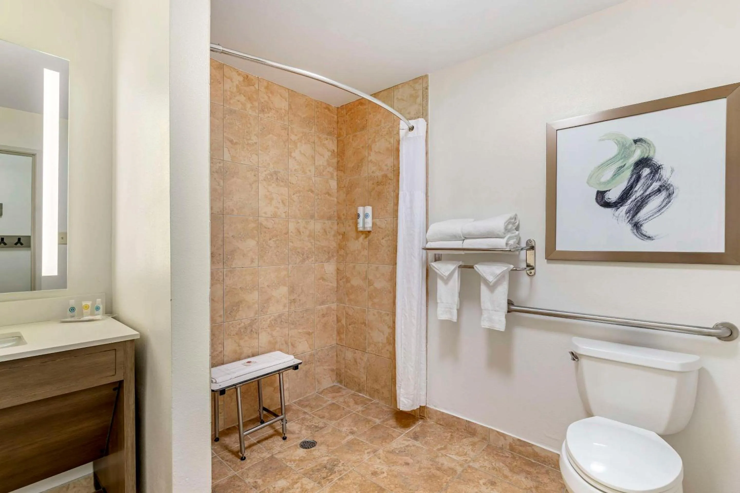 Bedroom in Comfort Suites Valdosta Mall Area