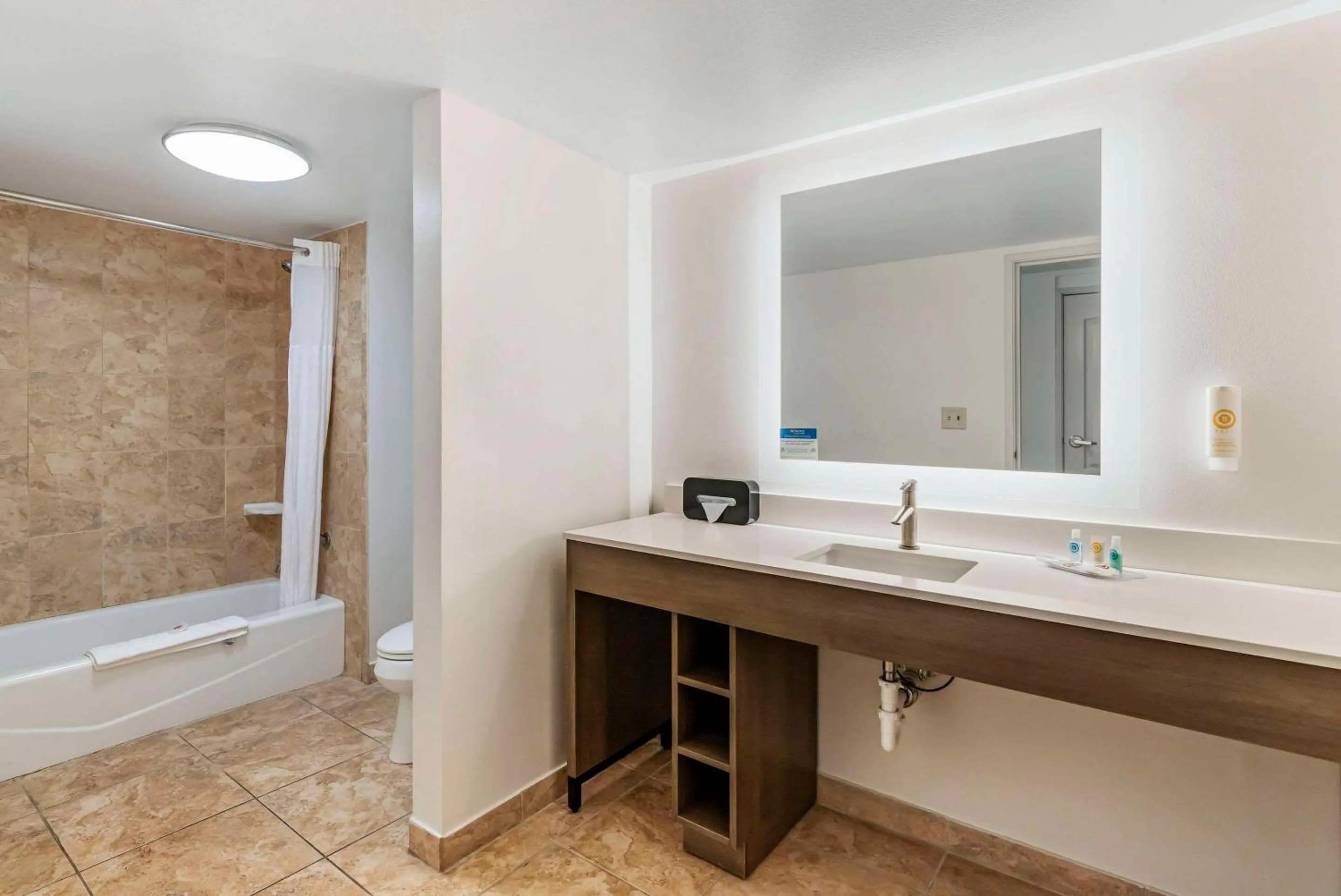 Bedroom in Comfort Suites Valdosta Mall Area