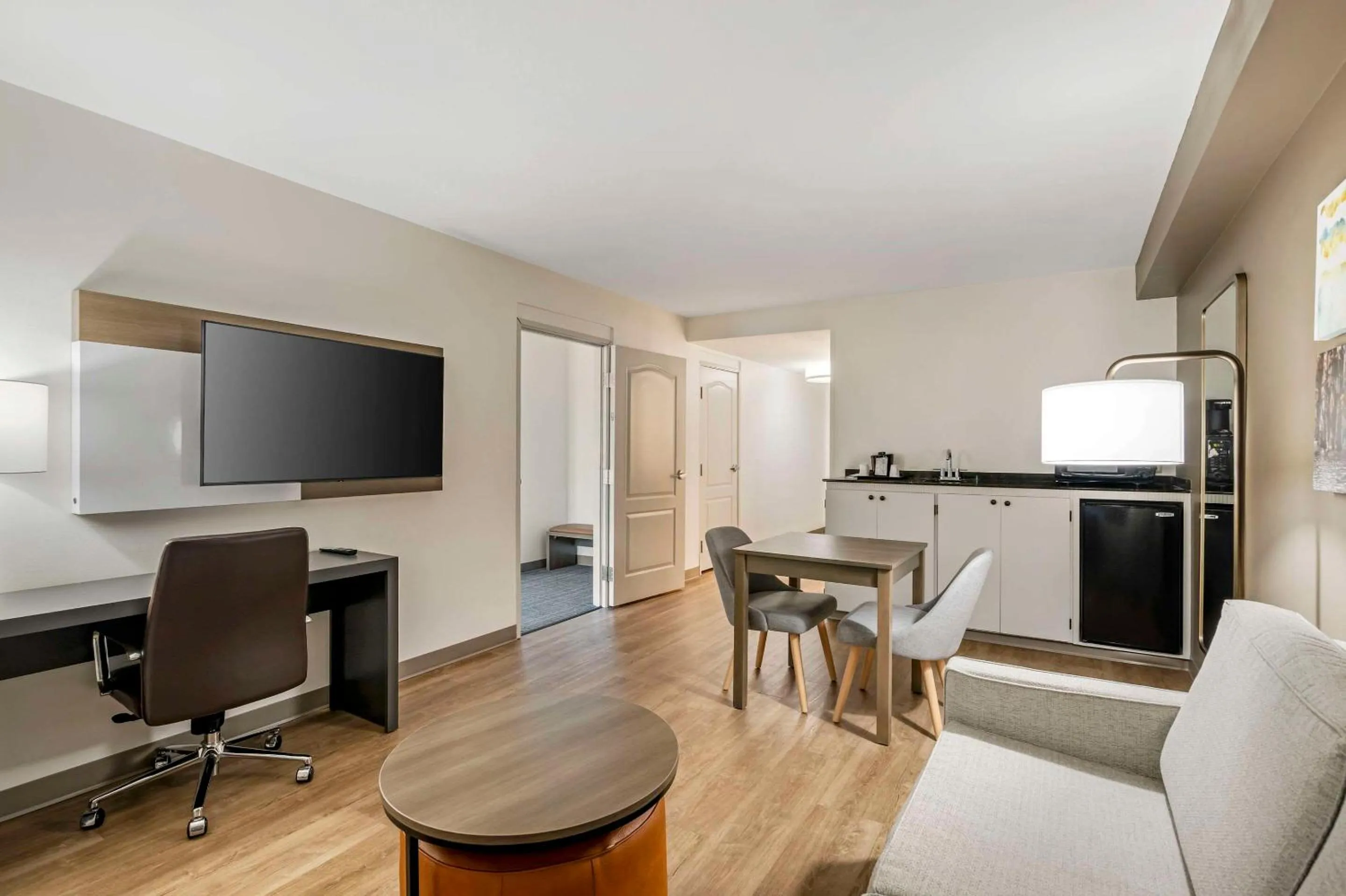 Bedroom in Comfort Suites Valdosta Mall Area