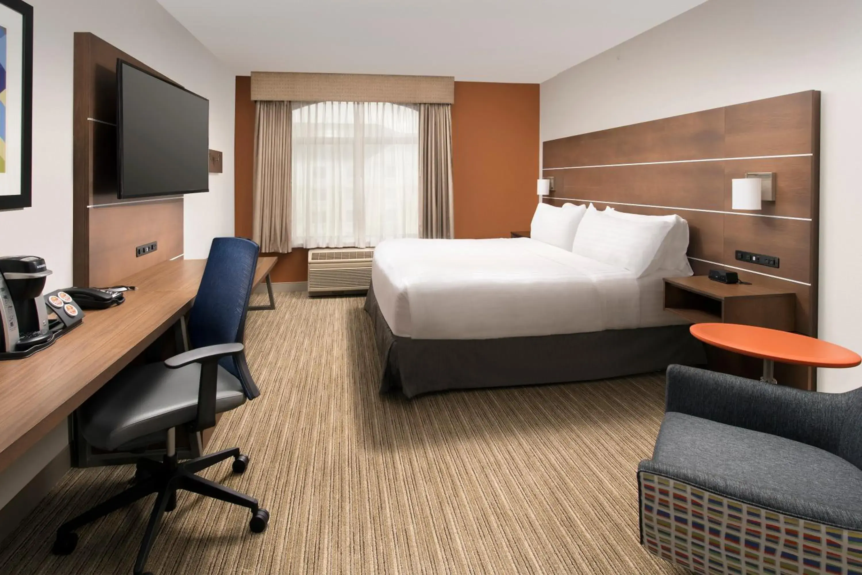 King Suite in Holiday Inn Express & Suites Baltimore - BWI Airport North by IHG King Suite in Holiday Inn Express & Suites Baltimore - BWI Airport North by IHG