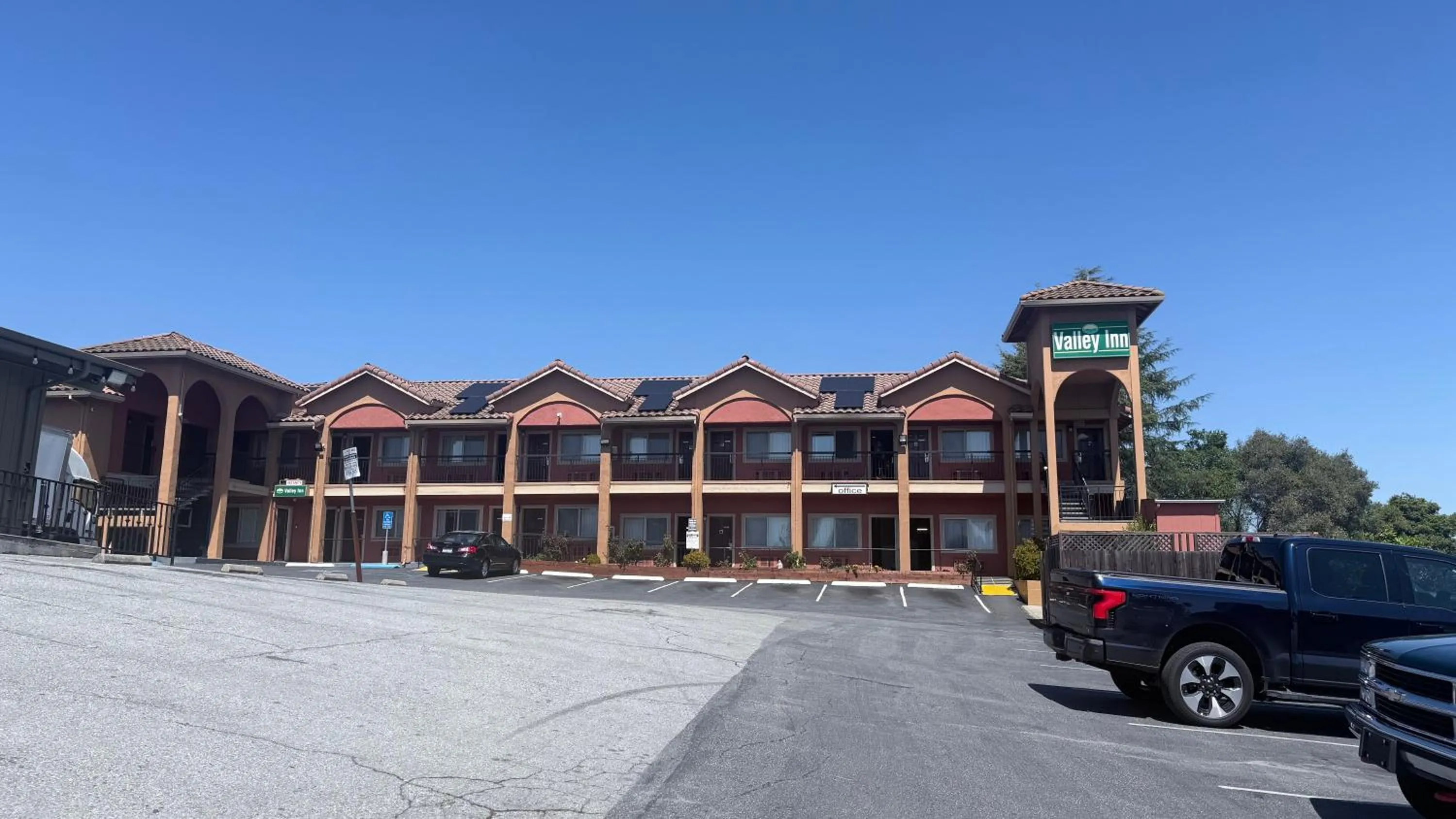 Property building in Valley Inn